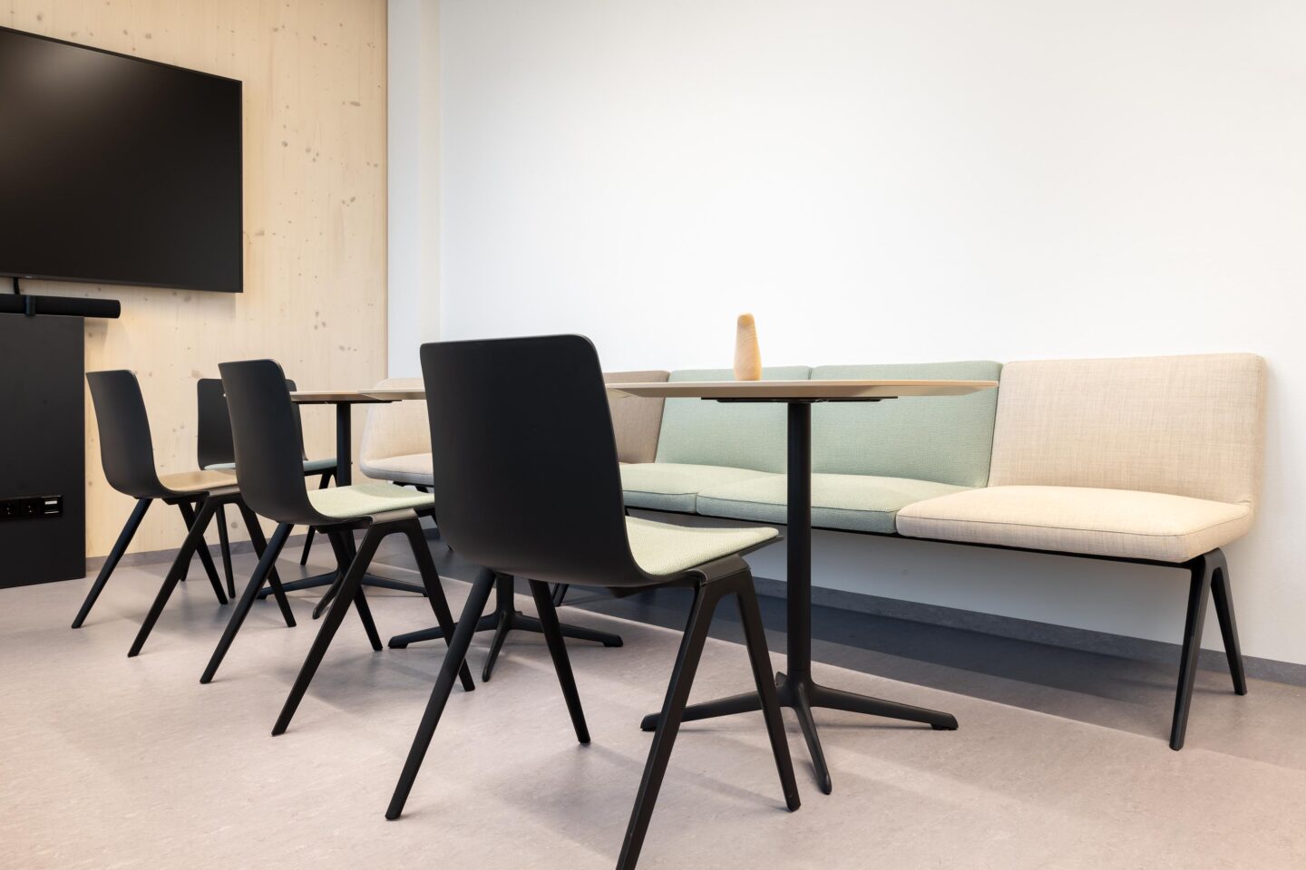 Mitarbeiterbereich mit Holztischen und entspannter Atmosphäre | Sparkasse Offenburg in Ettenheim | feco-Büroeinrichtungen Karlsruhe