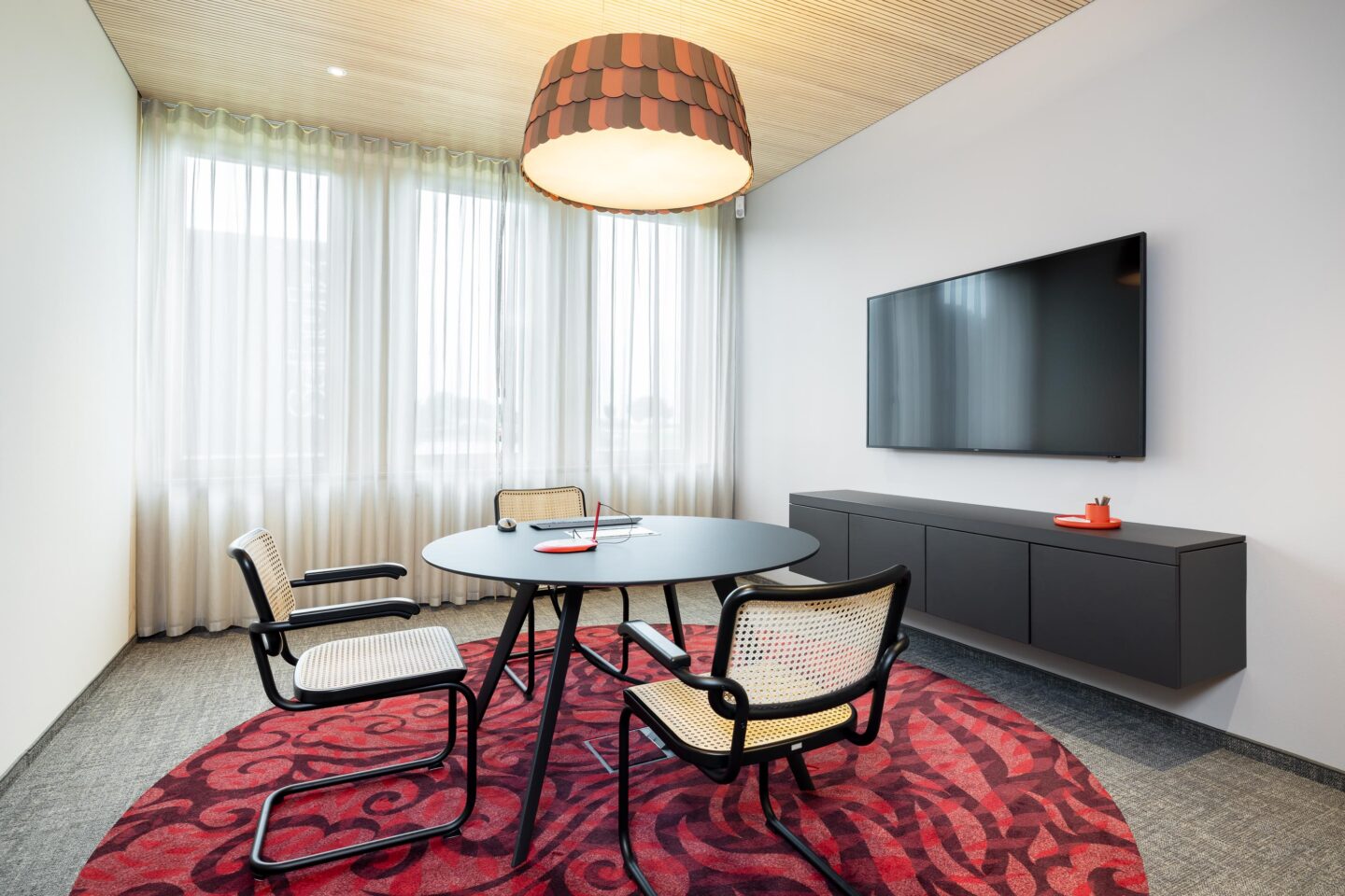 Bequeme Sitzmöbel in beruhigender Farbgebung | Sparkasse Offenburg in Ettenheim | feco-Büroeinrichtungen Karlsruhe