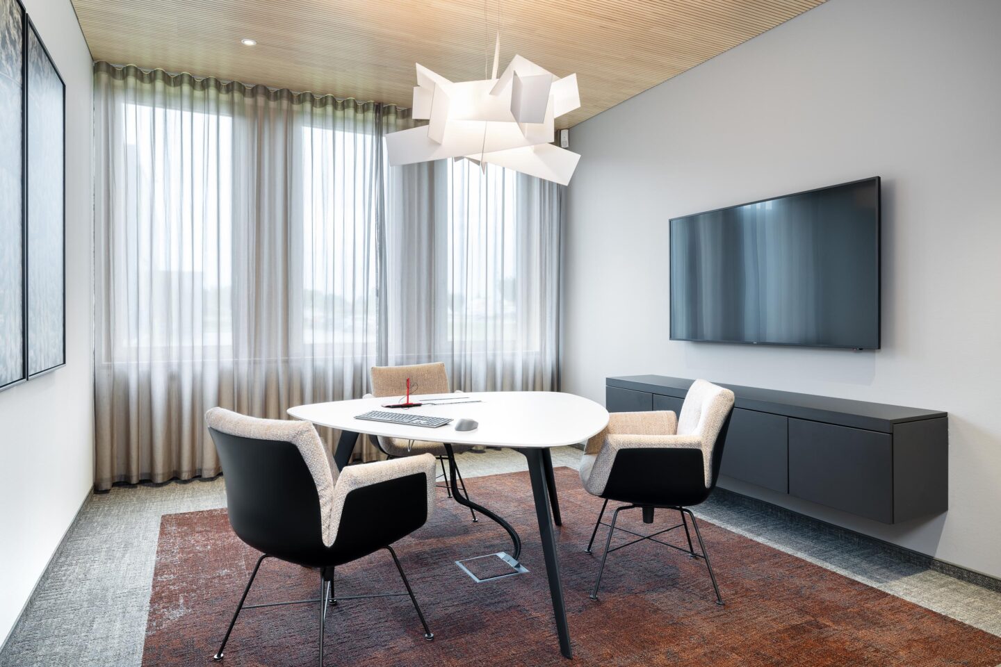 Beratungsraum mit ruhigem Farbkonzept und stabilen Formen | Sparkasse Offenburg in Ettenheim | feco-Büroeinrichtungen Karlsruhe