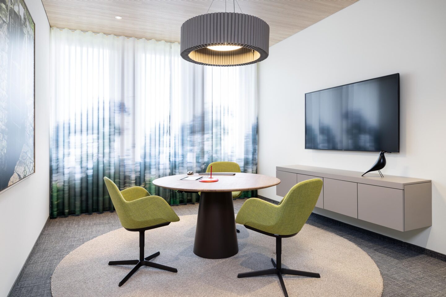 Grüner Beratungsraum mit natürlichen Materialien | Sparkasse Offenburg in Ettenheim | feco-Büroeinrichtungen Karlsruhe