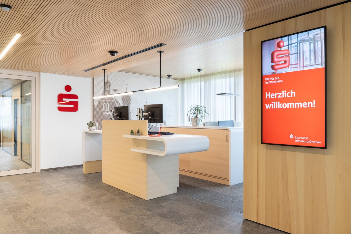 Empfang mit eingebettetem Sparkassen-Logo | Sparkasse Offenburg in Ettenheim | feco-Büroeinrichtungen Karlsruhe