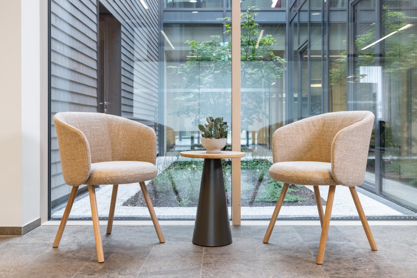 Empfangsbereich mit Blick auf klare Raumstruktur | Sparkasse Offenburg in Ettenheim | feco-Büroeinrichtungen Karlsruhe