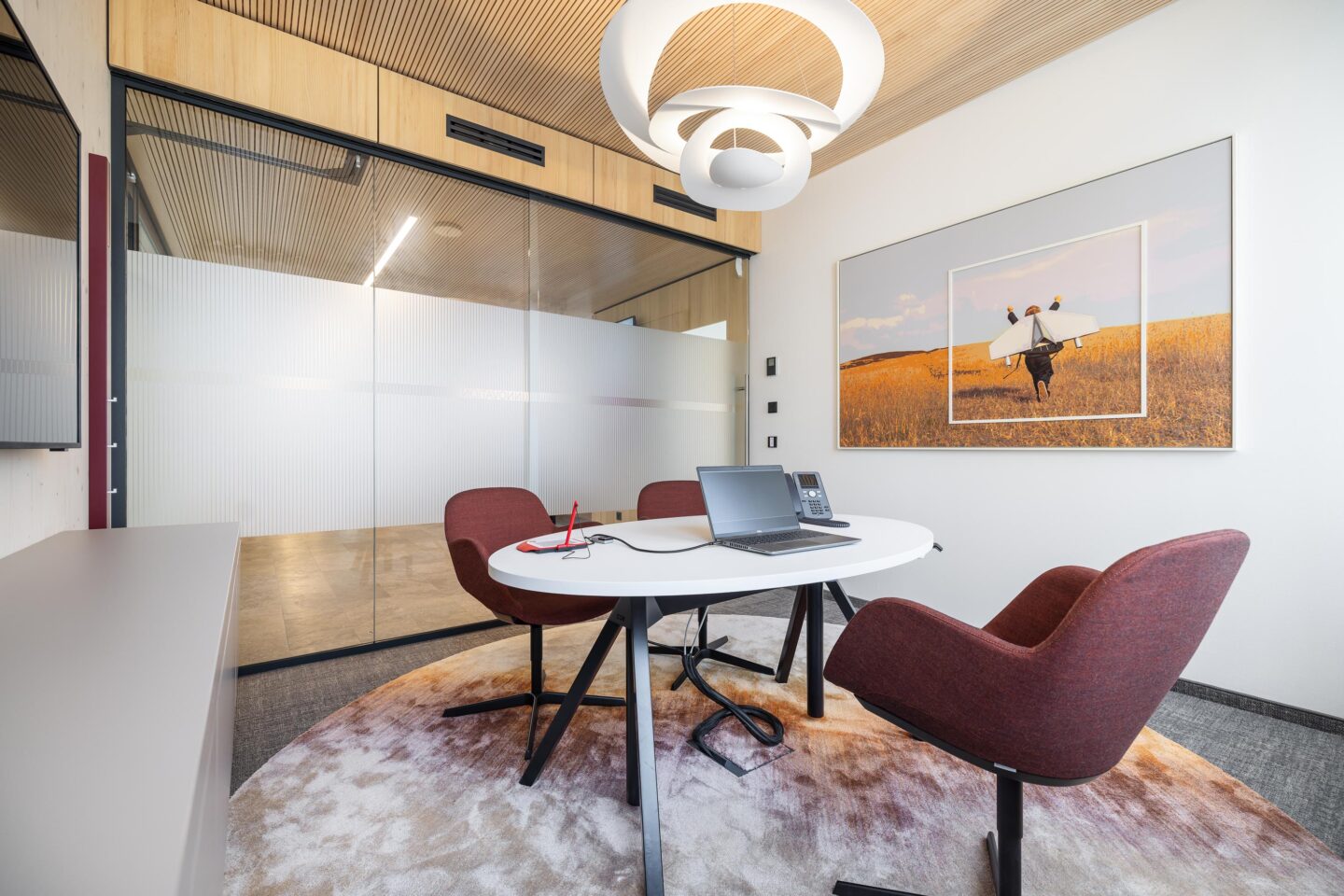 Moderner Beratungsraum mit klaren Linien und technischen Details | Sparkasse Offenburg in Ettenheim | feco-Büroeinrichtungen Karlsruhe
