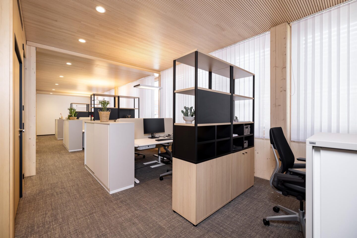 Abgetrennter Besprechungsbereich mit Stoffvorhang | Sparkasse Offenburg in Ettenheim | feco-Büroeinrichtungen Karlsruhe