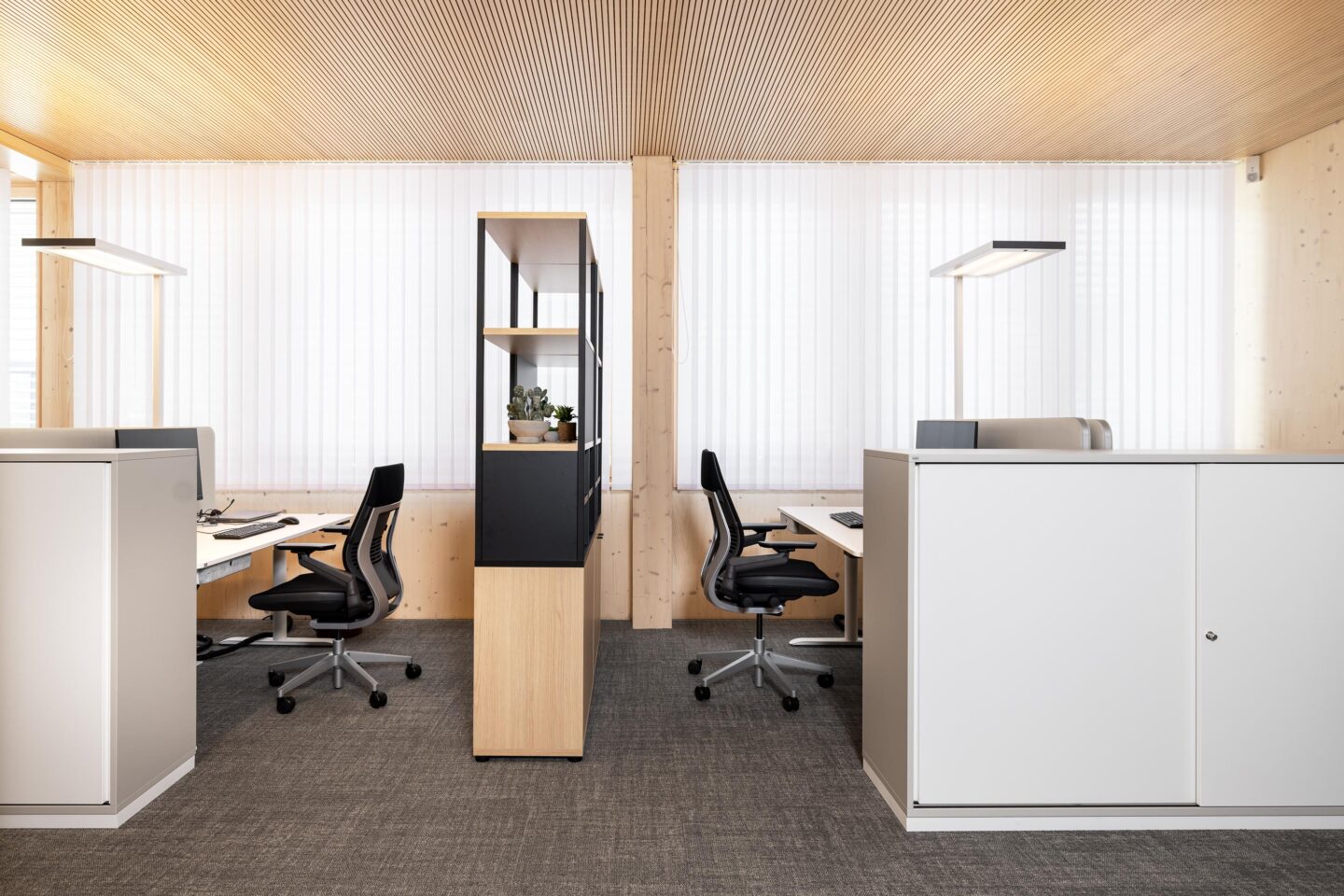 Moderne Teamfläche mit funktionalen Möbeln | Sparkasse Offenburg in Ettenheim | feco-Büroeinrichtungen Karlsruhe