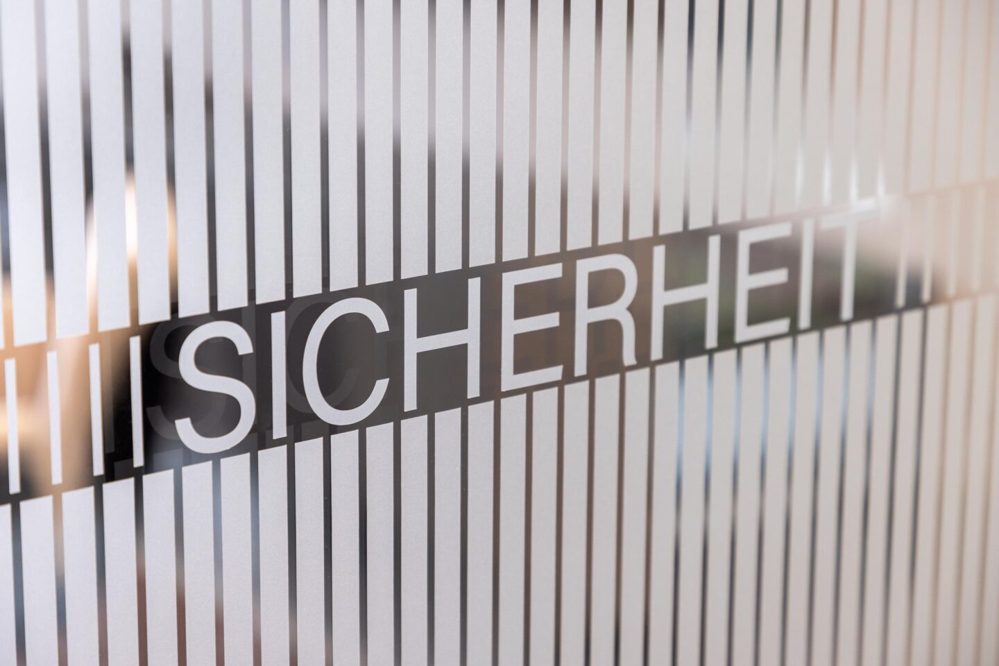 Beratungsraum mit ruhigem Farbkonzept und stabilen Formen | Sparkasse Offenburg in Ettenheim | feco-Büroeinrichtungen Karlsruhe