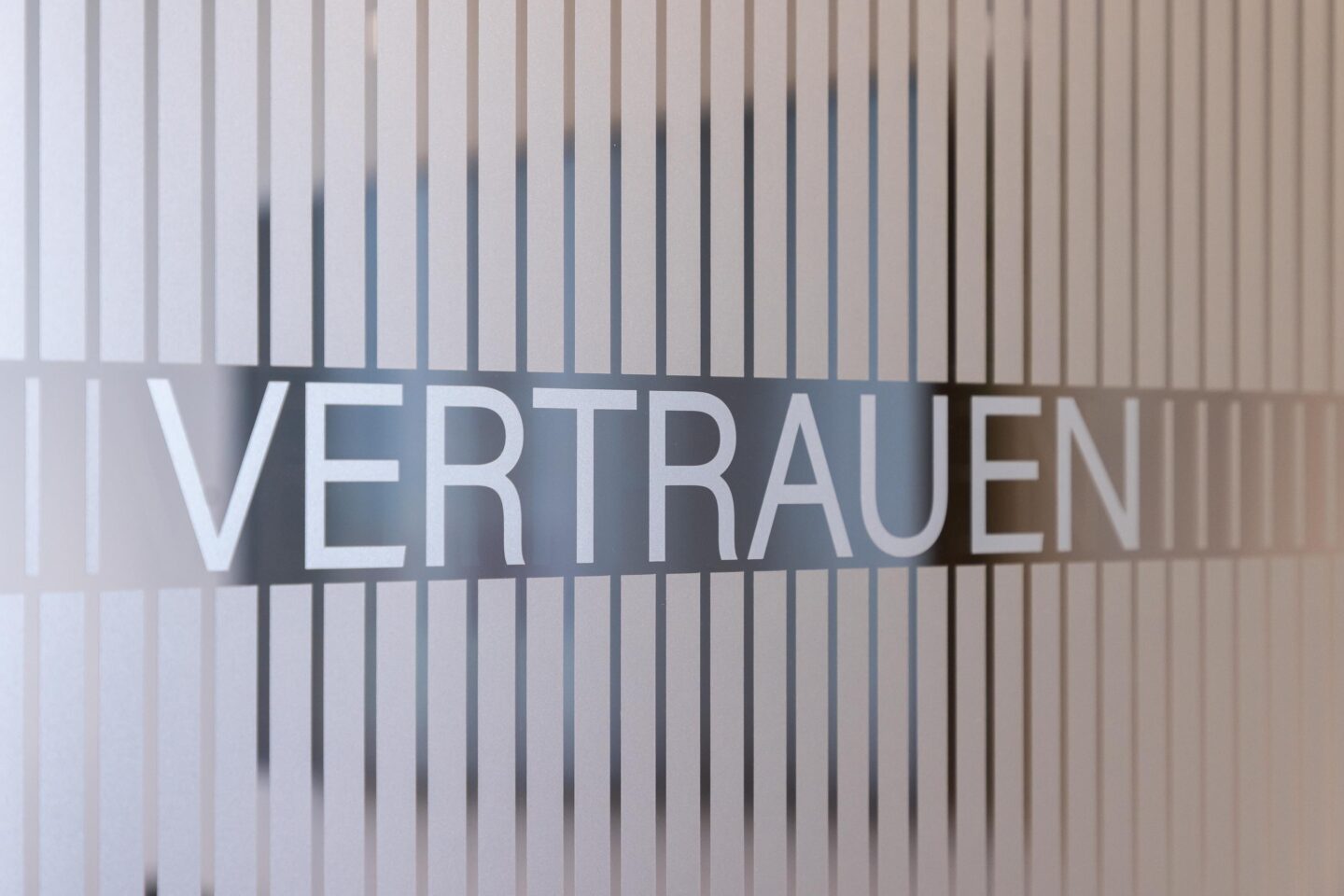 Bequeme Sitzmöbel in beruhigender Farbgebung | Sparkasse Offenburg in Ettenheim | feco-Büroeinrichtungen Karlsruhe