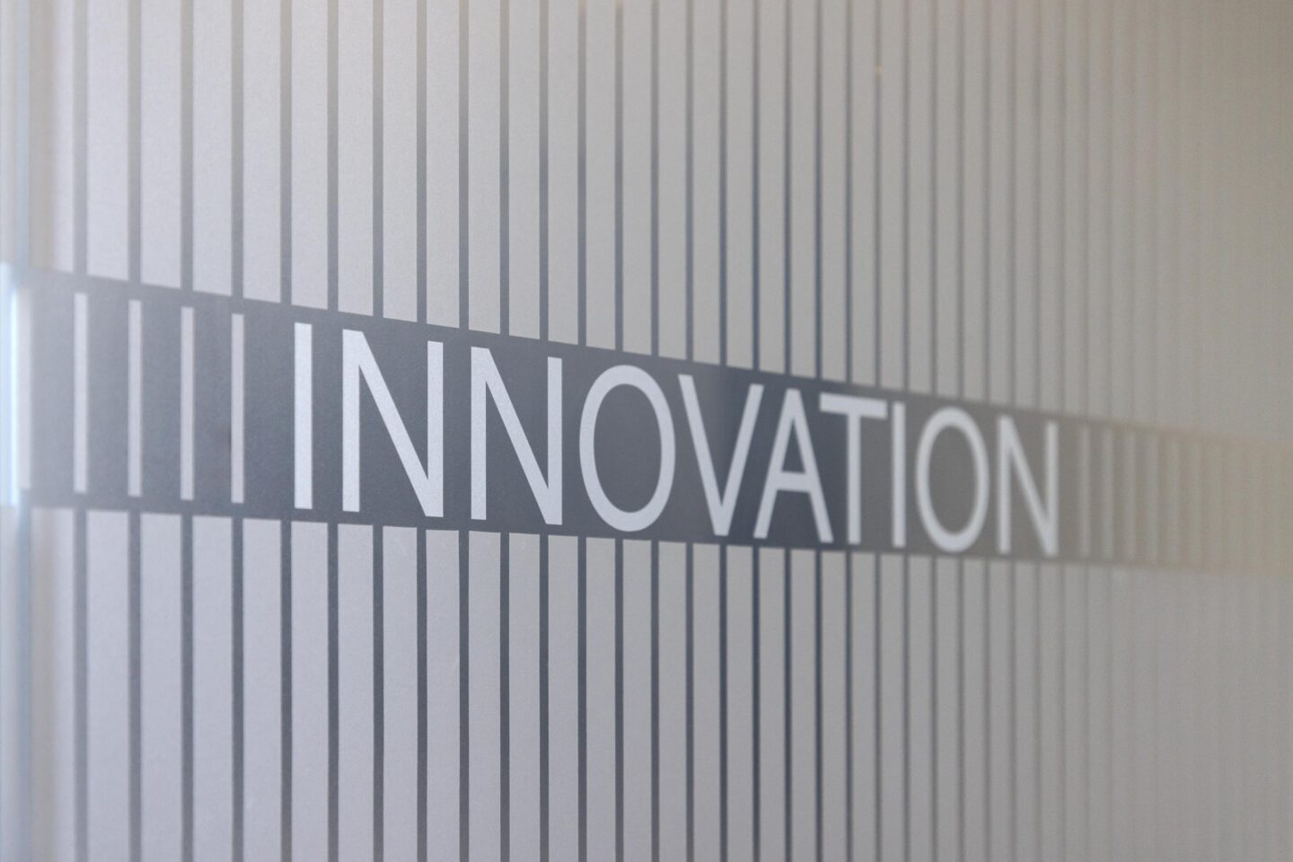 Moderner Beratungsraum mit klaren Linien und technischen Details | Sparkasse Offenburg in Ettenheim | feco-Büroeinrichtungen Karlsruhe