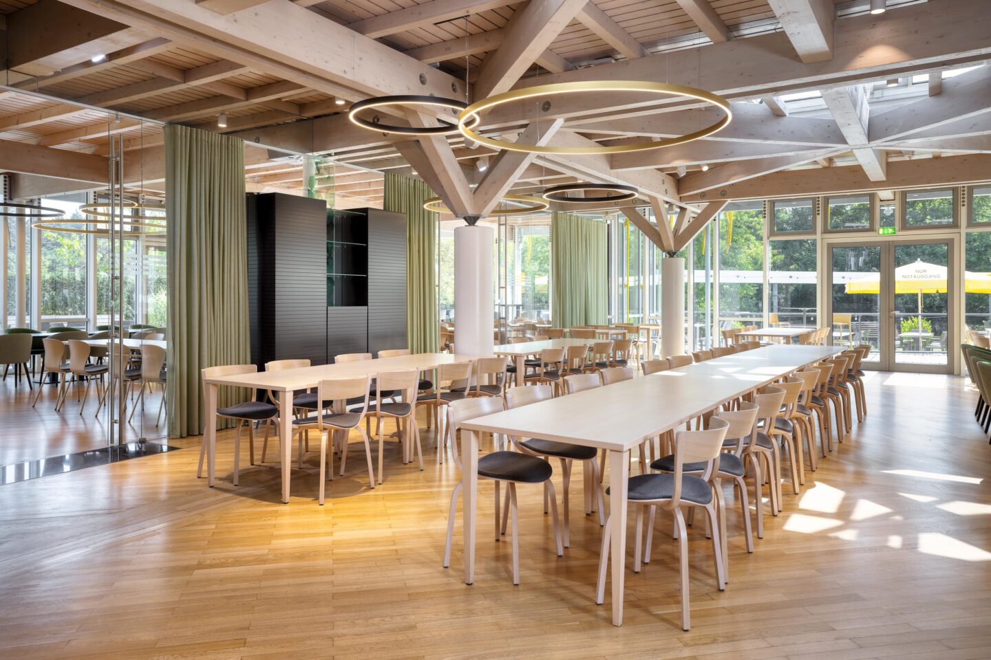 View of the open dining area with a natural colour palette | GenoHotel in Karlsruhe | feco office furnishings Karlsruhe