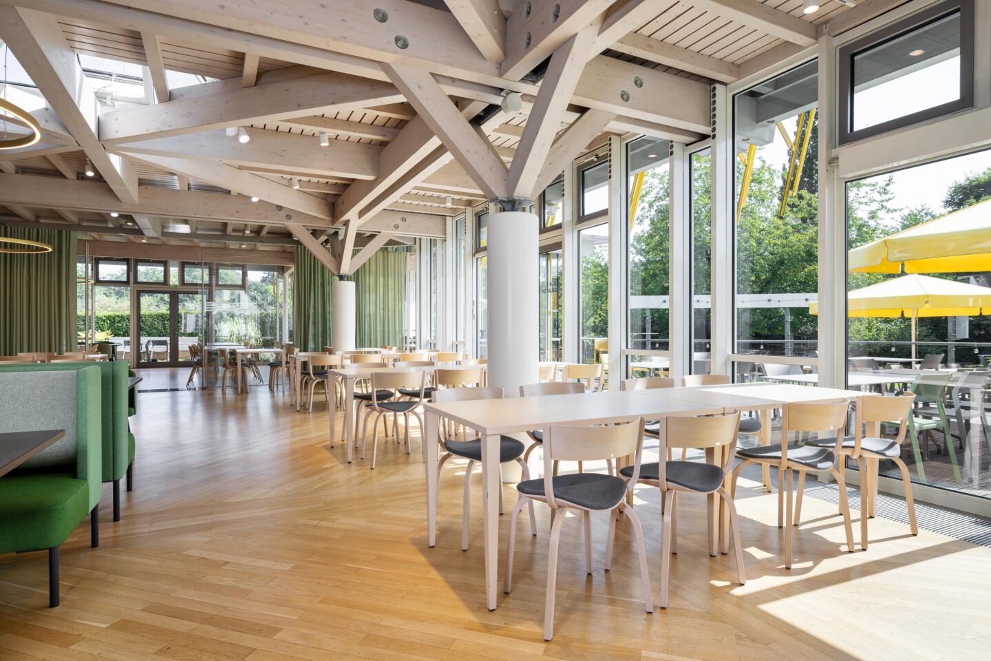 Chair groups from the Thonet collection in the open dining area | GenoHotel in Karlsruhe | feco office furnishings Karlsruhe