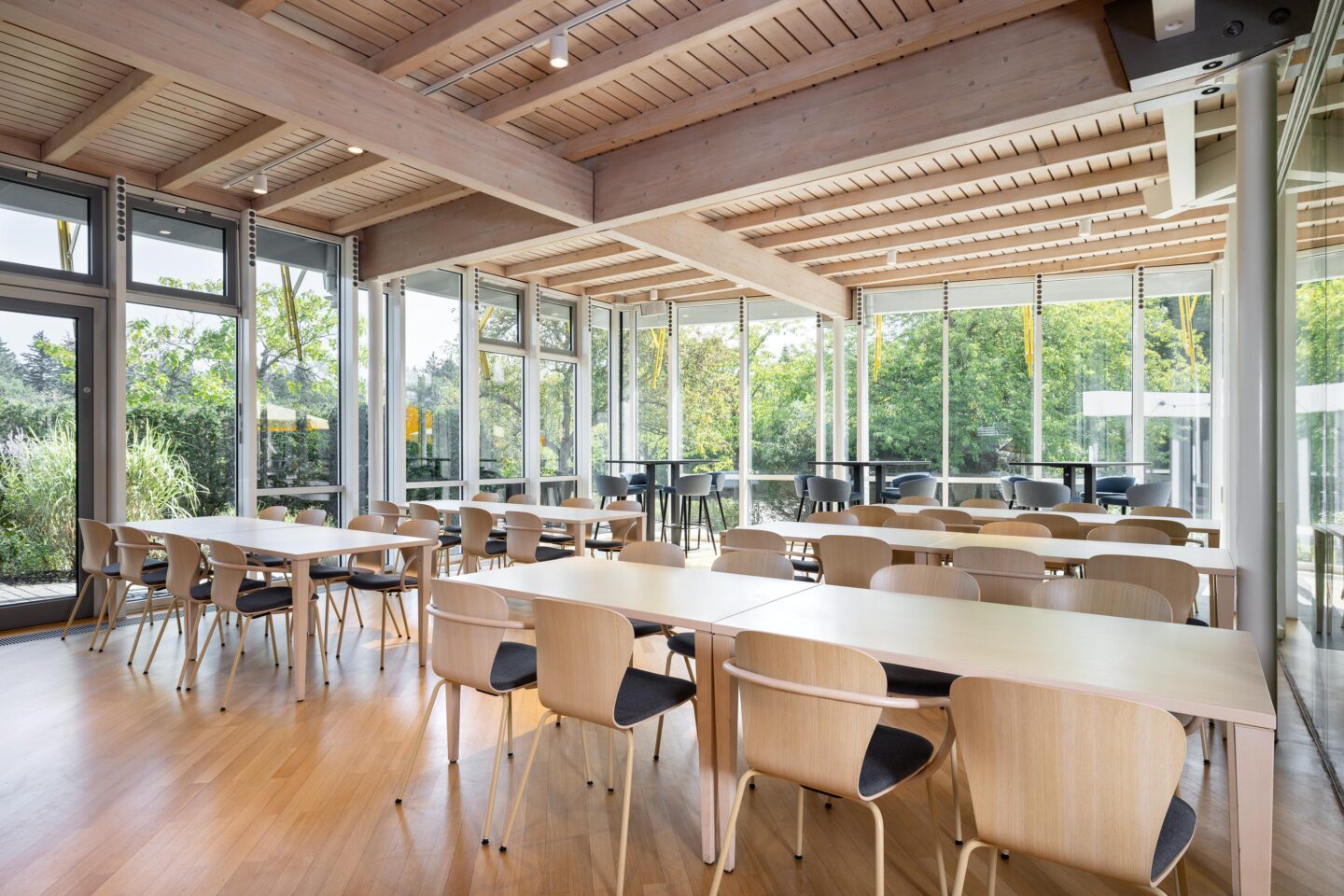 Restaurant area with S 220 SP chairs and airy design | GenoHotel in Karlsruhe | feco office furnishings Karlsruhe