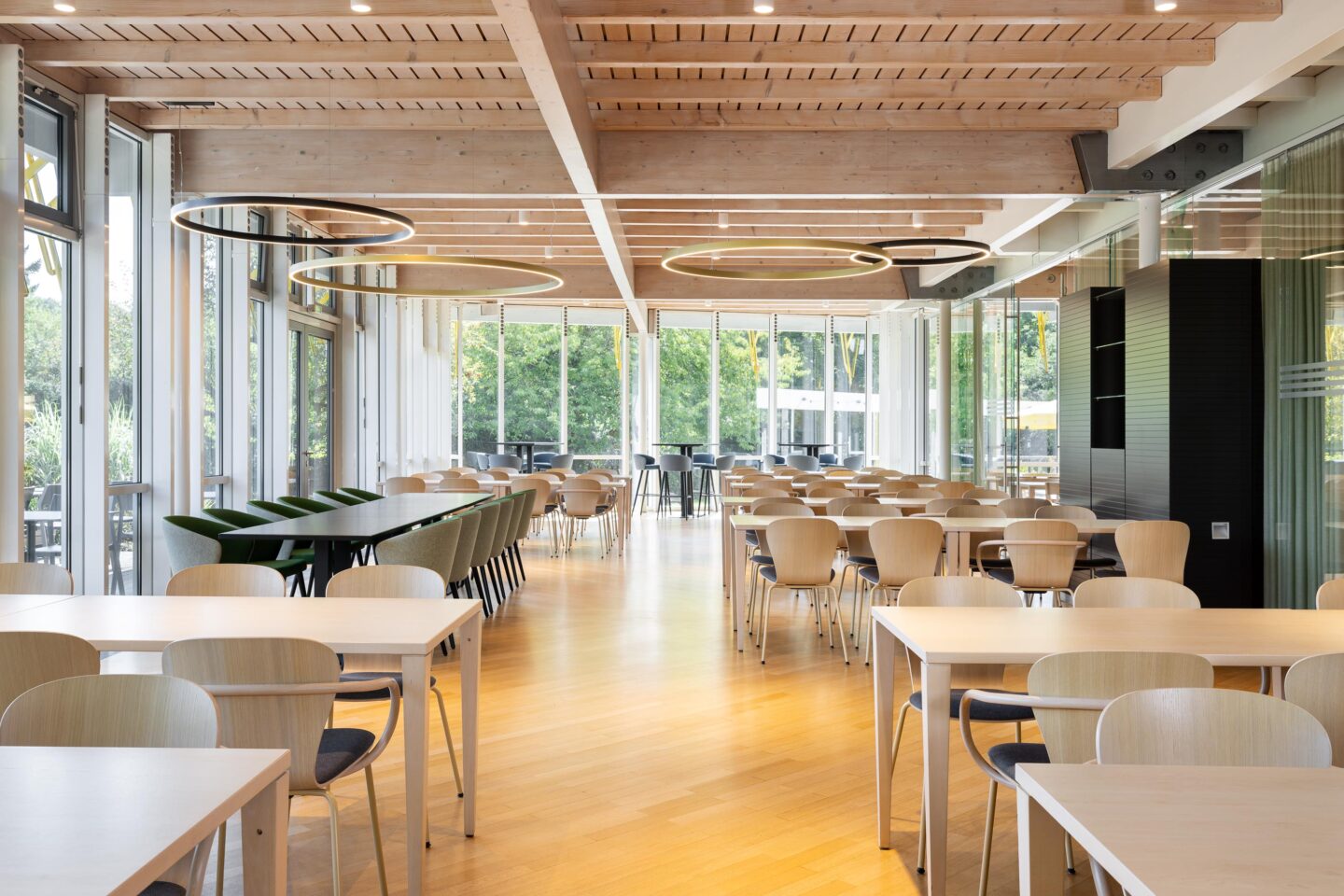 Symmetrically arranged seating areas in the restaurant | GenoHotel in Karlsruhe | feco office furnishings Karlsruhe