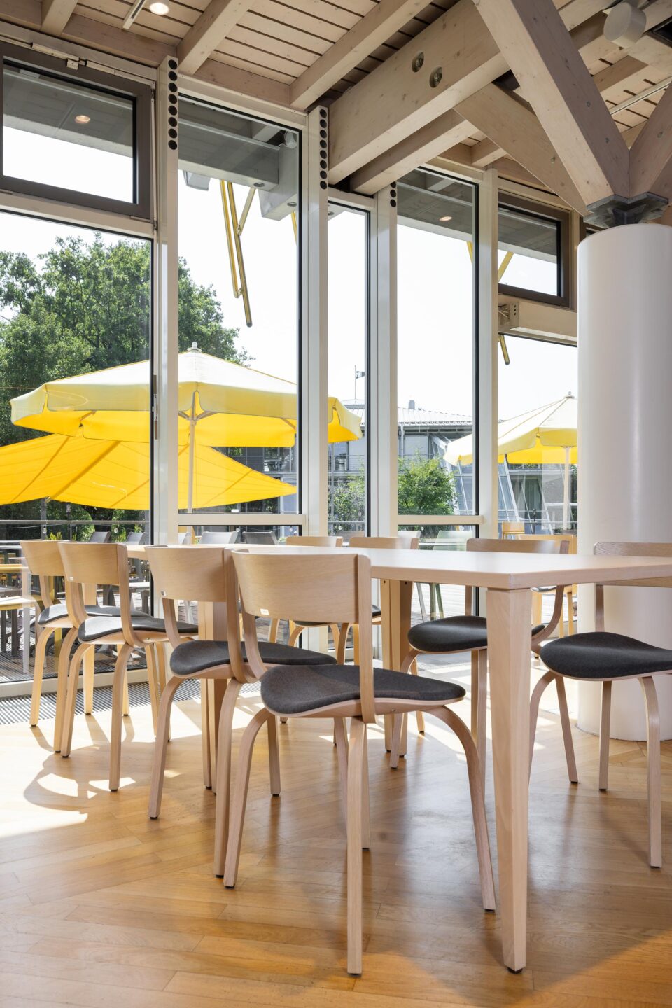 Combination of bentwood chairs and modern table design | GenoHotel in Karlsruhe | feco office furnishings Karlsruhe