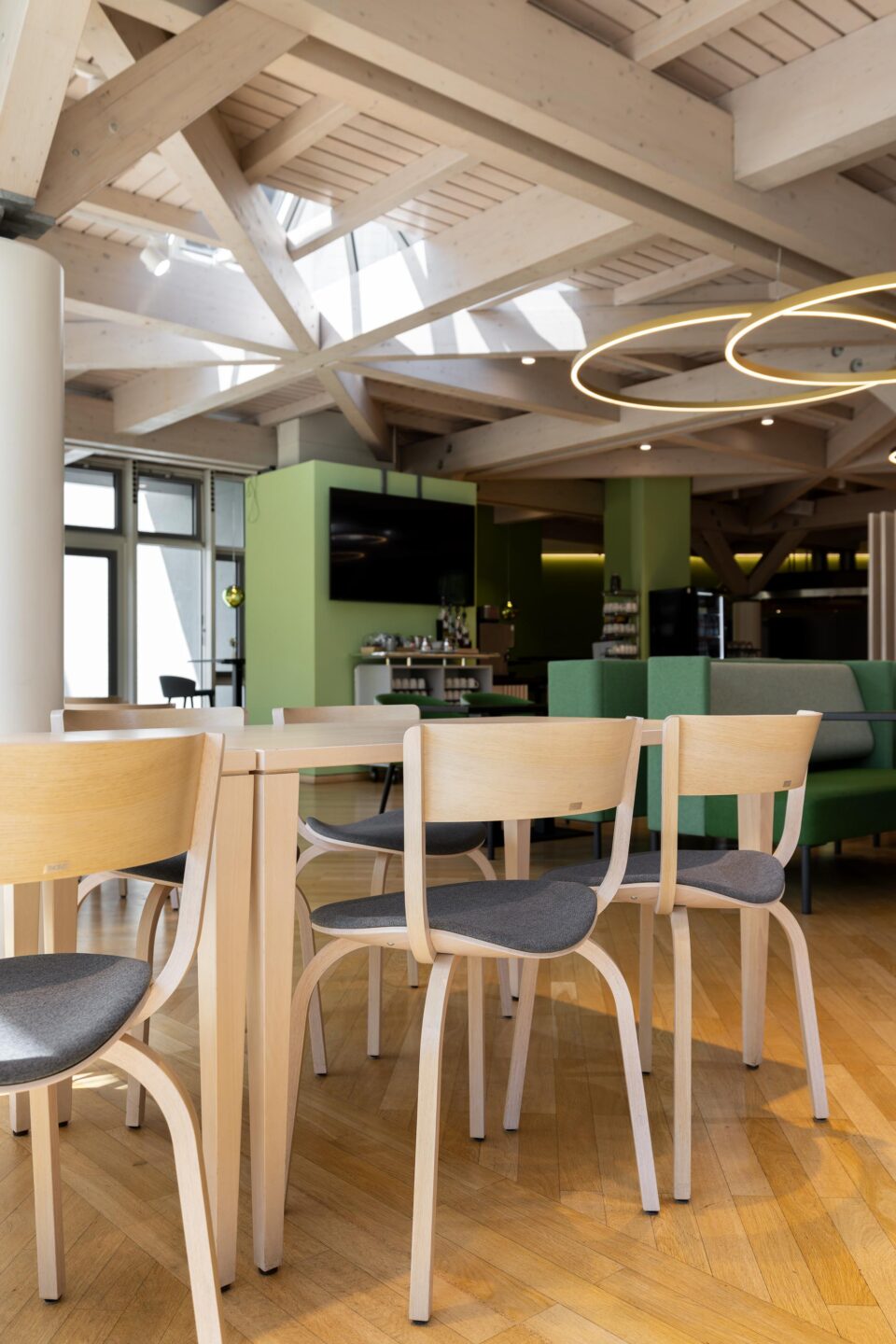 Catering area with clean lines and high-quality furnishings | GenoHotel in Karlsruhe | feco office furnishings Karlsruhe