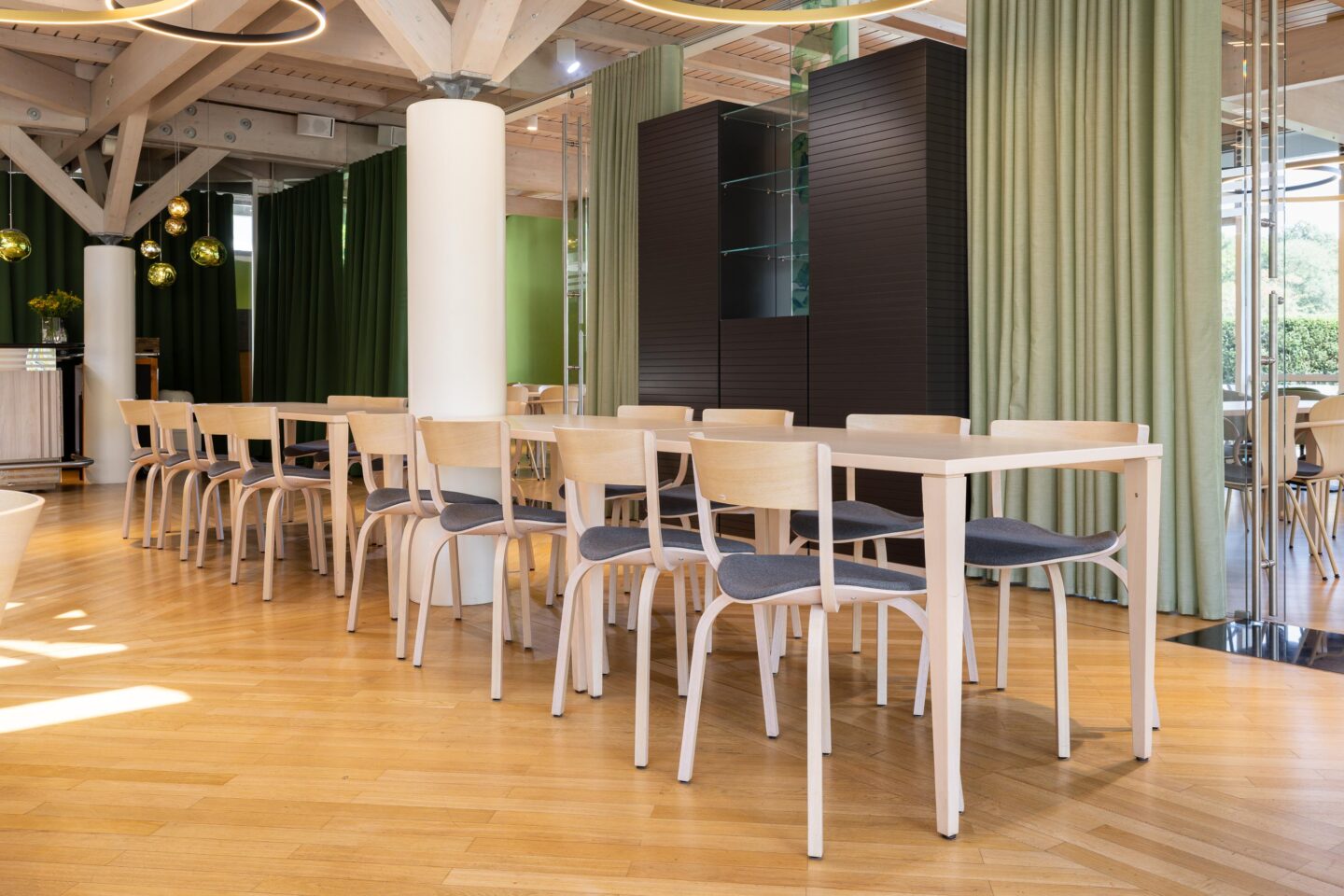 Harmonious table groups in the restaurant with a wood look | GenoHotel in Karlsruhe | feco office furnishings Karlsruhe