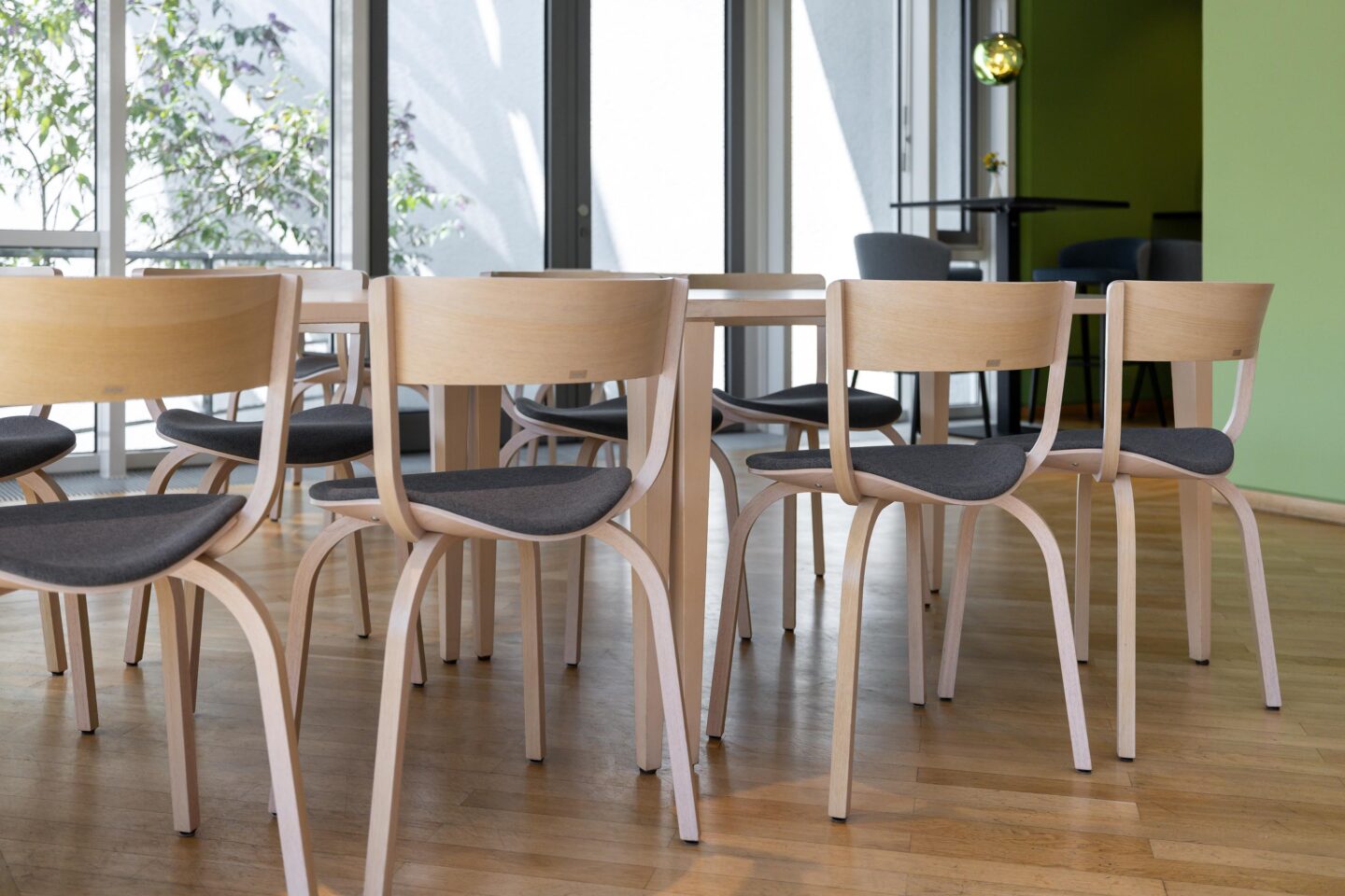 View across tables with modern seating | GenoHotel in Karlsruhe | feco office furnishings Karlsruhe