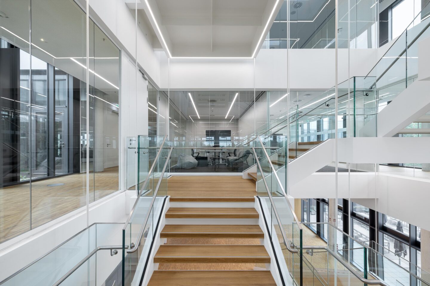 Corridor zone with transparency through system glazing | Schaeffler E-Mobility Campus Bühl | feco system partition walls Karlsruhe