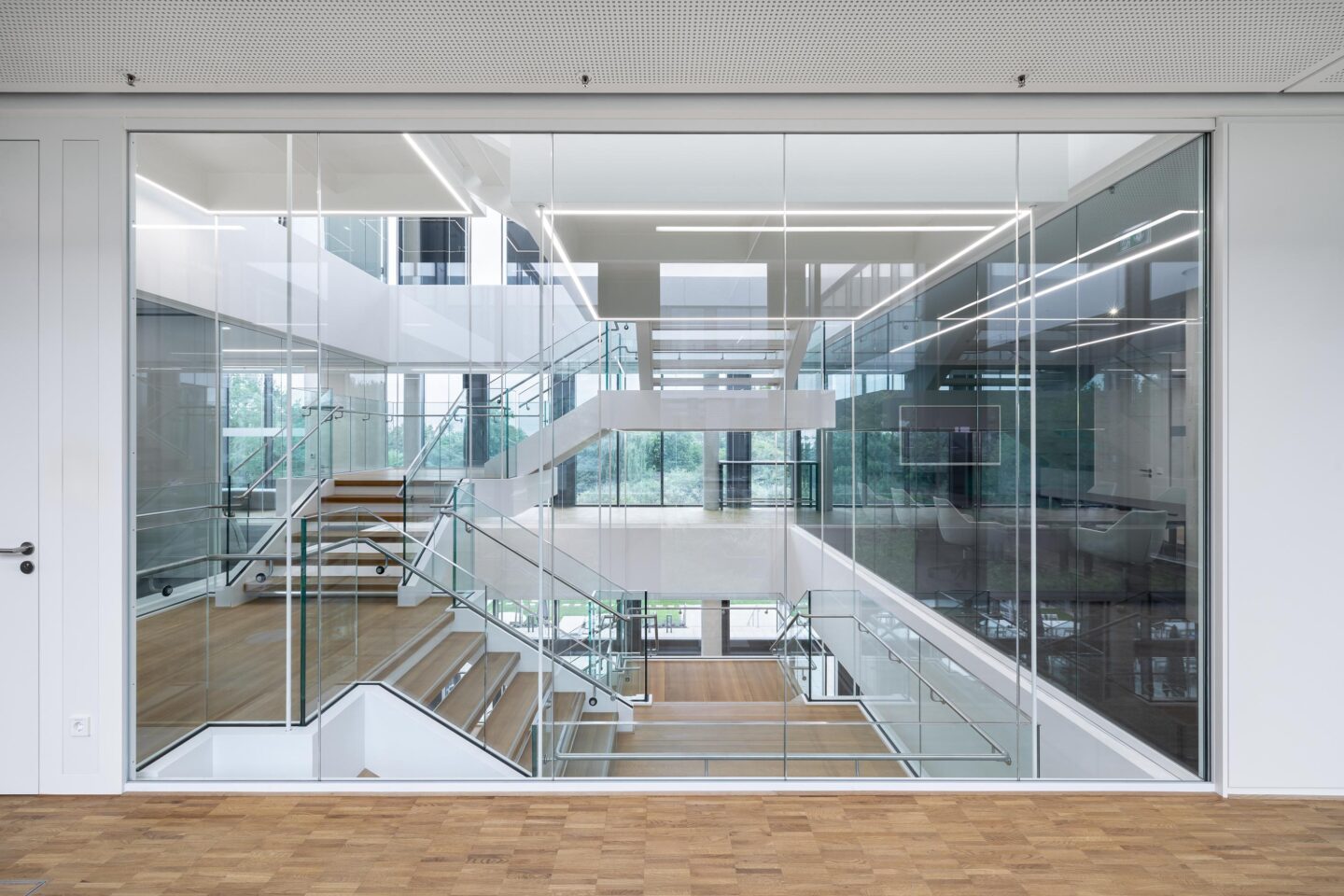 Corridor zone with full-height fecoplan glazing and clean lines | Schaeffler E-Mobility Campus Bühl | feco system partition walls Karlsruhe