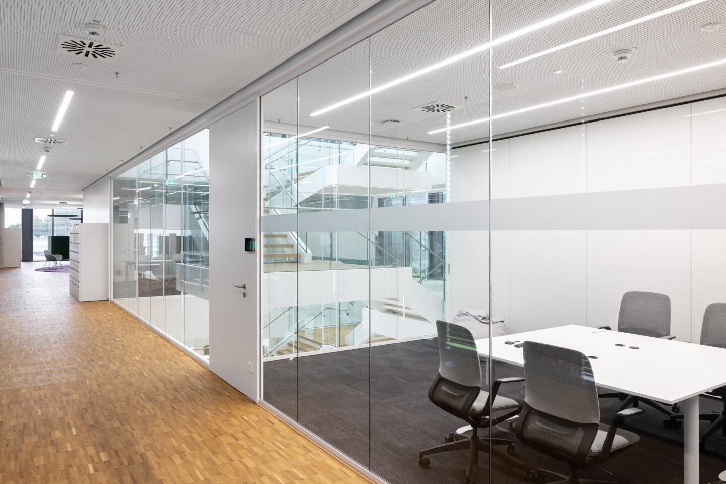 Spatial structure with fecowall, fecoplan, and fecodoor H70 in wood | Schaeffler E-Mobility Campus Bühl | feco system partition walls Karlsruhe