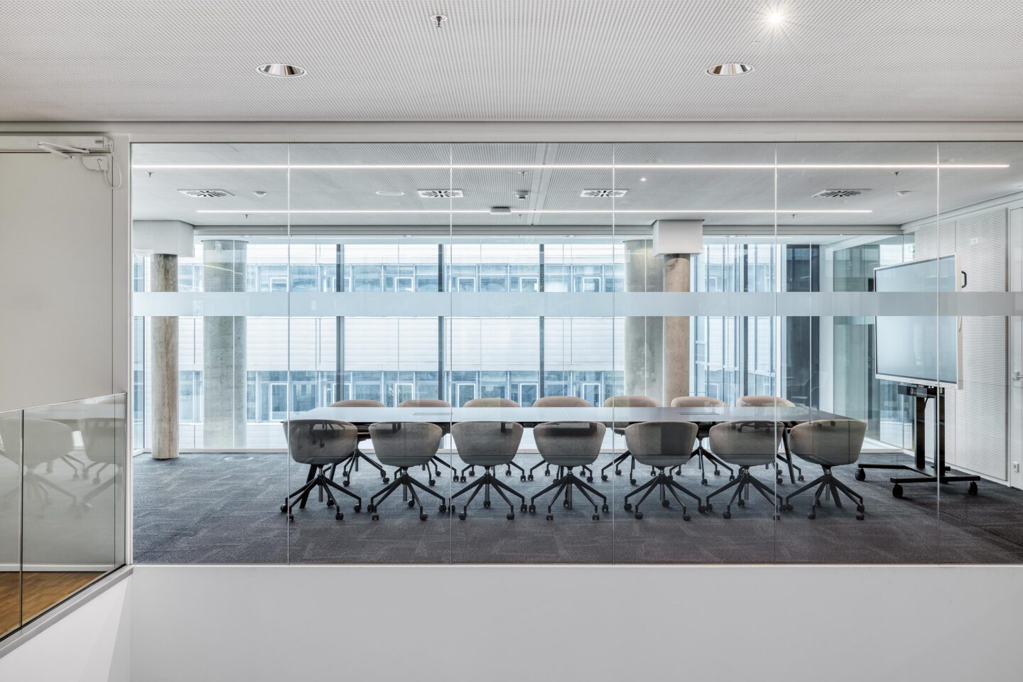 Glass wall with ESG and VSG glazing | Schaeffler E-Mobility Campus Bühl | feco system partition walls Karlsruhe