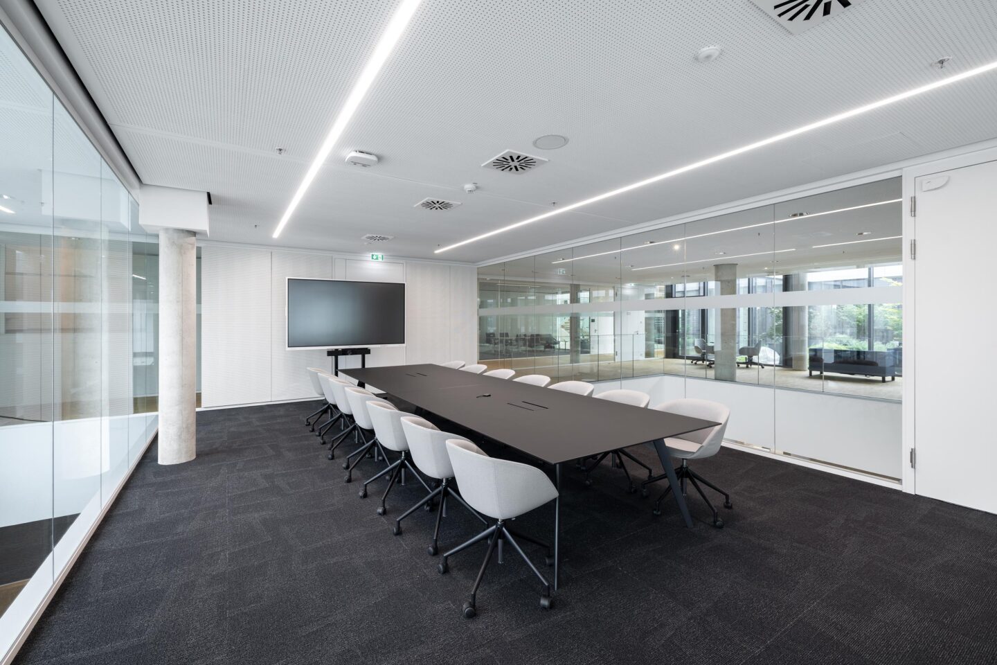 Meeting room with fecophon wood, fecoplan glass, and fecowall | Schaeffler E-Mobility Campus Bühl | feco system partition walls Karlsruhe