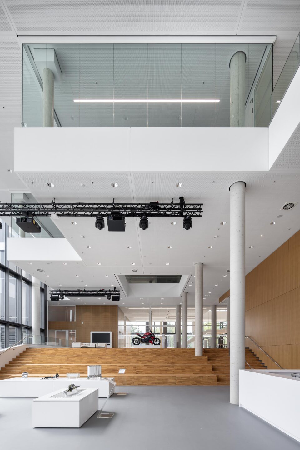 Reception hall with tall fecophon wood cladding | Schaeffler E-Mobility Campus Bühl | feco system partition walls Karlsruhe