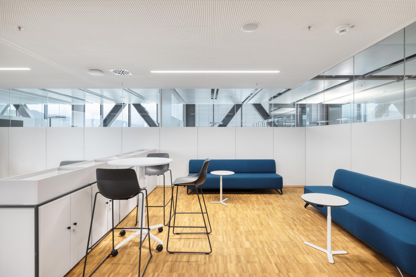 Gravity Point as central meeting point | Schaeffler E-Mobility Campus Bühl | feco system partition walls Karlsruhe