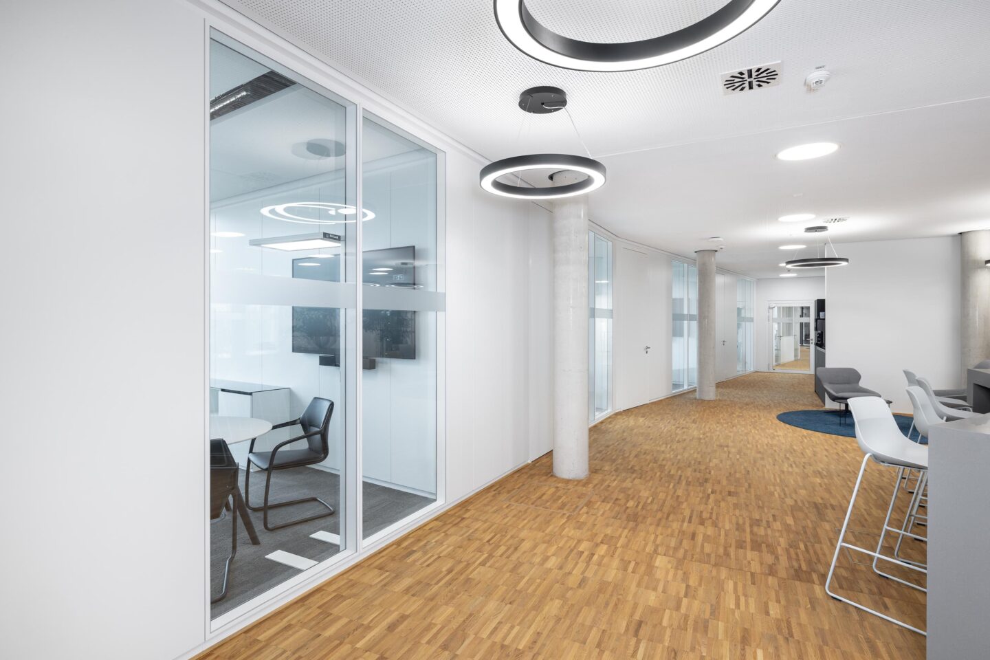 fecodoor H70 with flush integration into wood cladding | Schaeffler E-Mobility Campus Bühl | feco system partition walls Karlsruhe