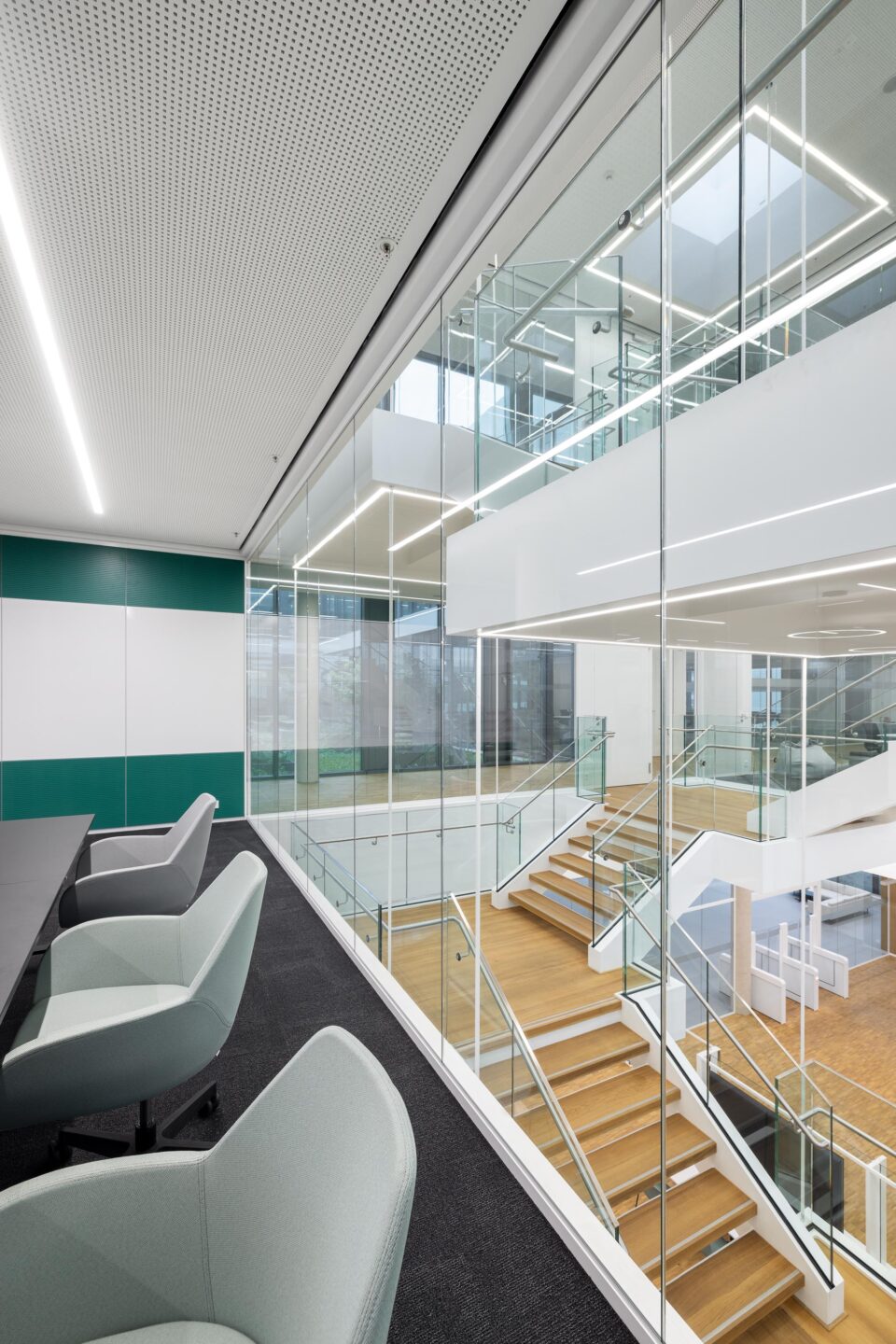 View from the meeting room through fecoplan glass into the stairwell | Schaeffler E-Mobility Campus Bühl | feco system partition walls Karlsruhe