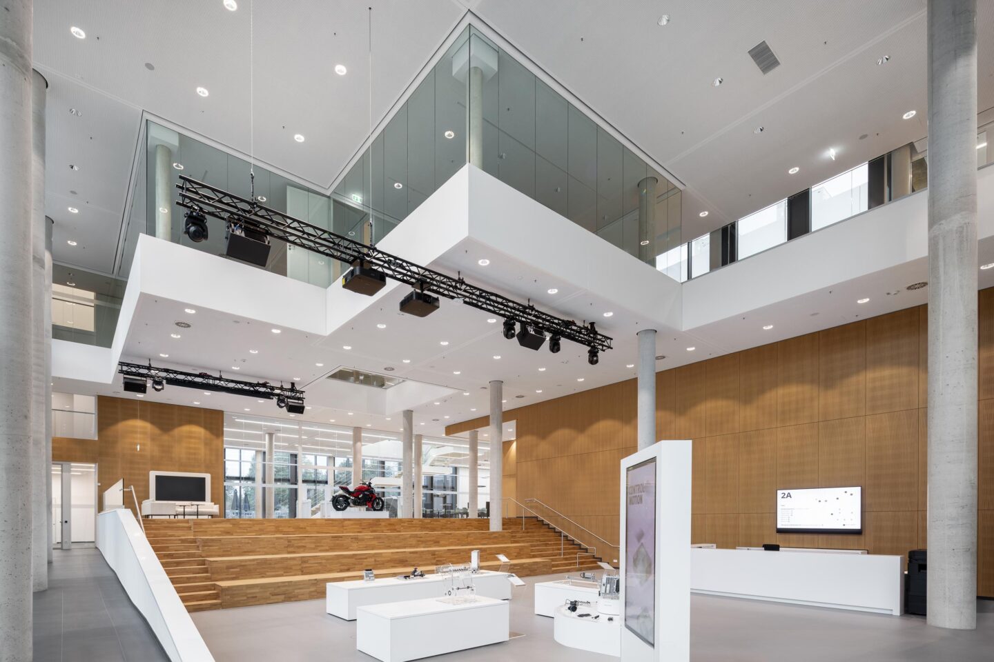 Suspended all-glass meeting cubes | Schaeffler E-Mobility Campus Bühl | feco system partition walls Karlsruhe