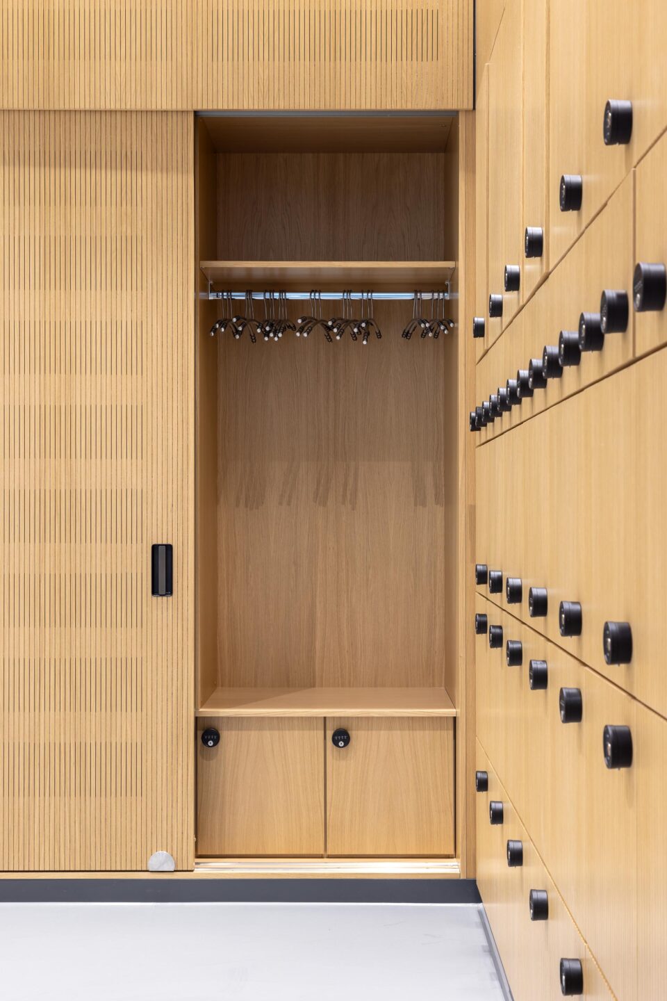 Wall surface with fecophon wood cladding and integrated fecoorga storage | Schaeffler E-Mobility Campus Bühl | feco system partition walls Karlsruhe