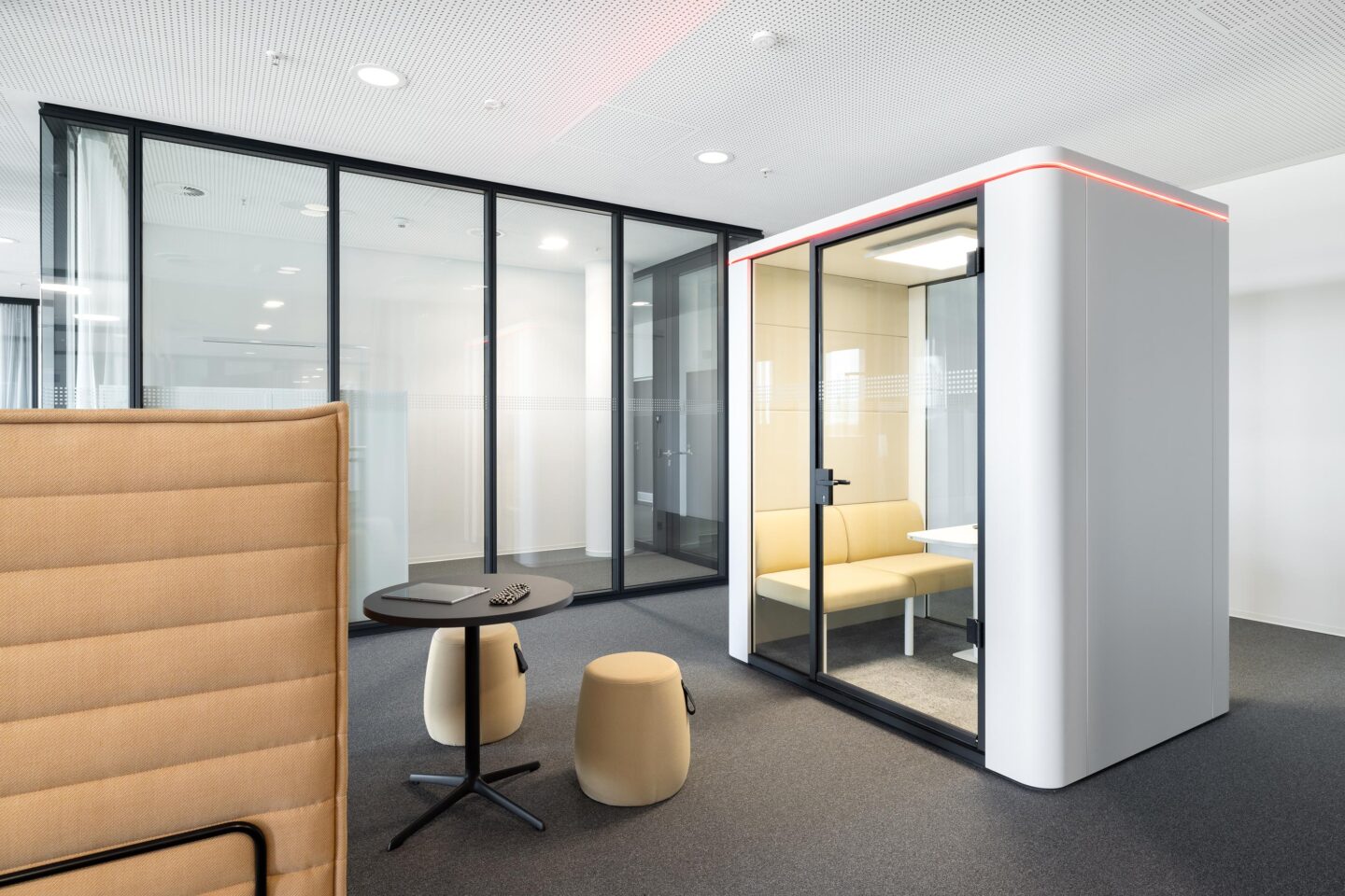 Independent retreat space | Messe Karlsruhe | Office furnishings and system partition walls by feco in Karlsruhe