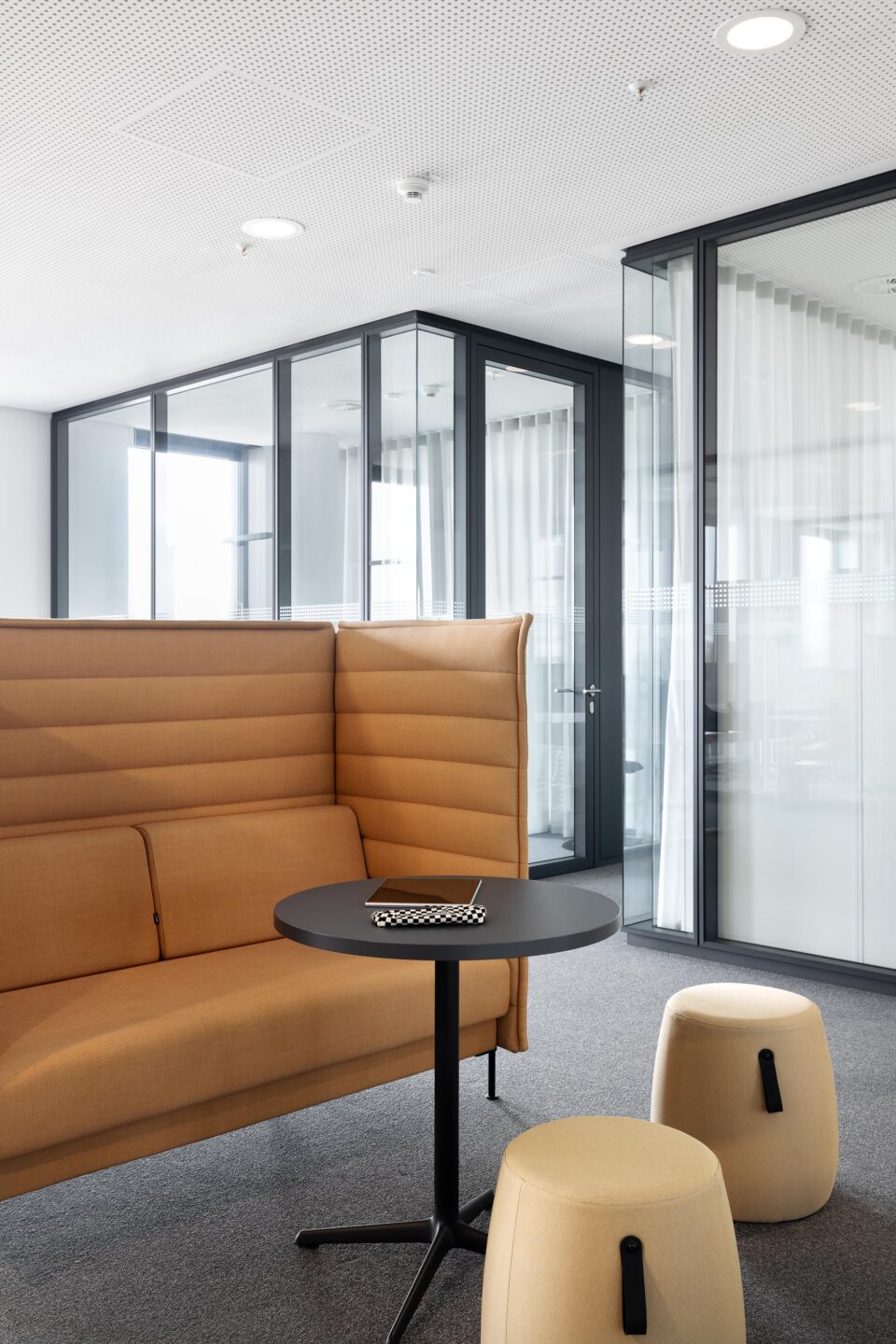 Alcove seating with table for quick meetings | Messe Karlsruhe | Office furnishings and system partition walls by feco in Karlsruhe