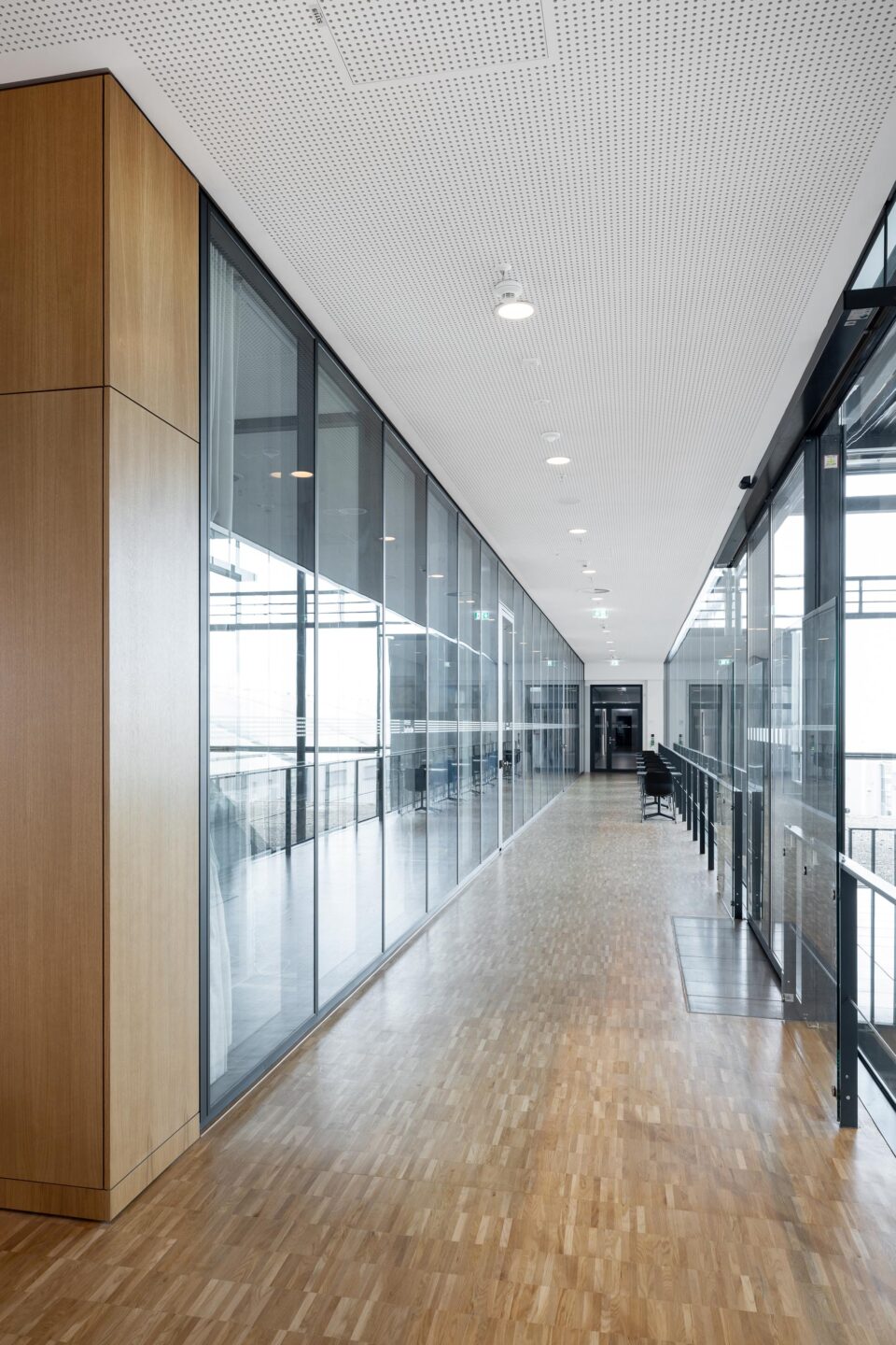 Corridor with flush glass wall fecofix and clean lines | Messe Karlsruhe | Office furnishings and system partition walls by feco in Karlsruhe