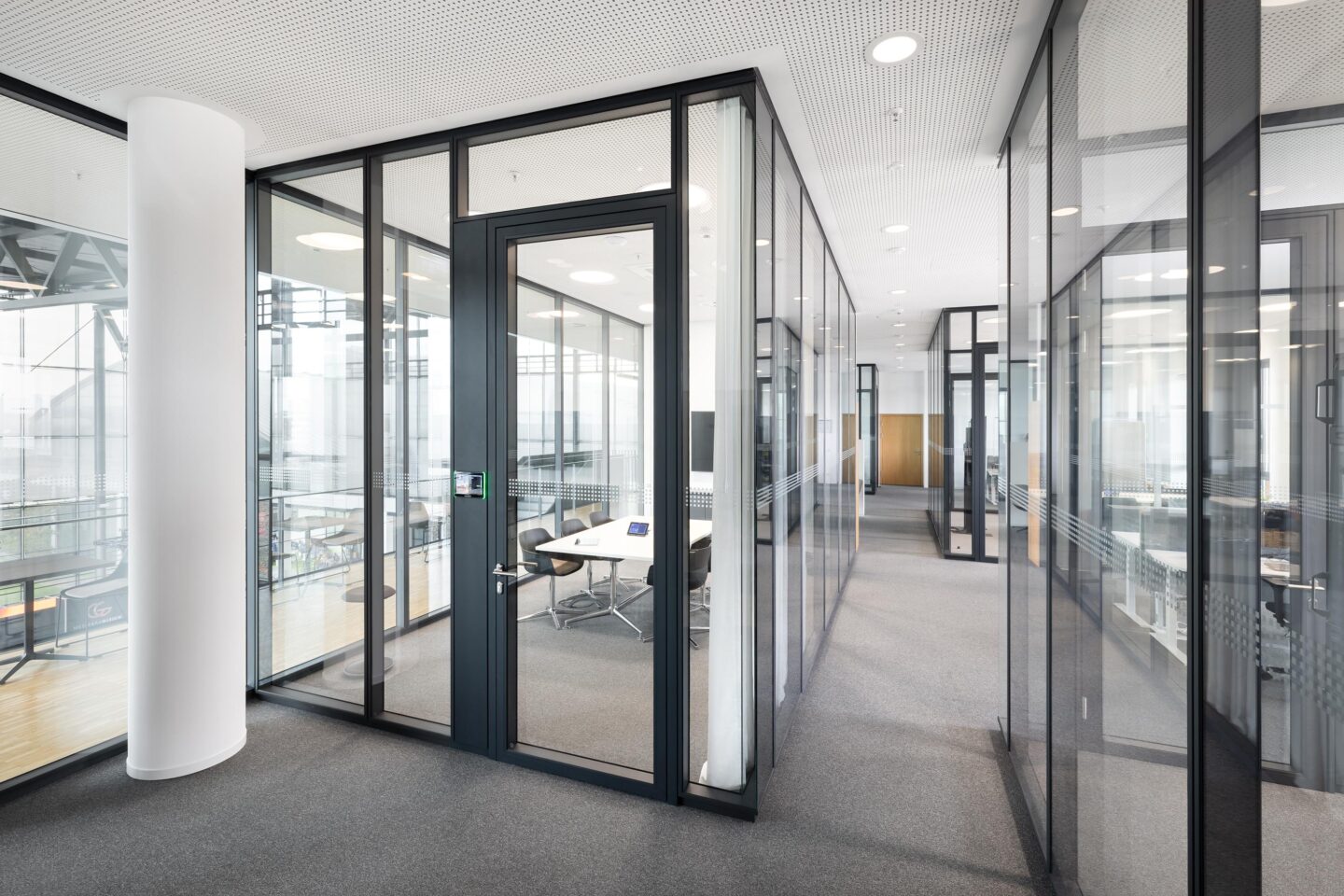 The coordination between furniture and glass partitions creates a harmonious overall appearance with a clear functional structure.