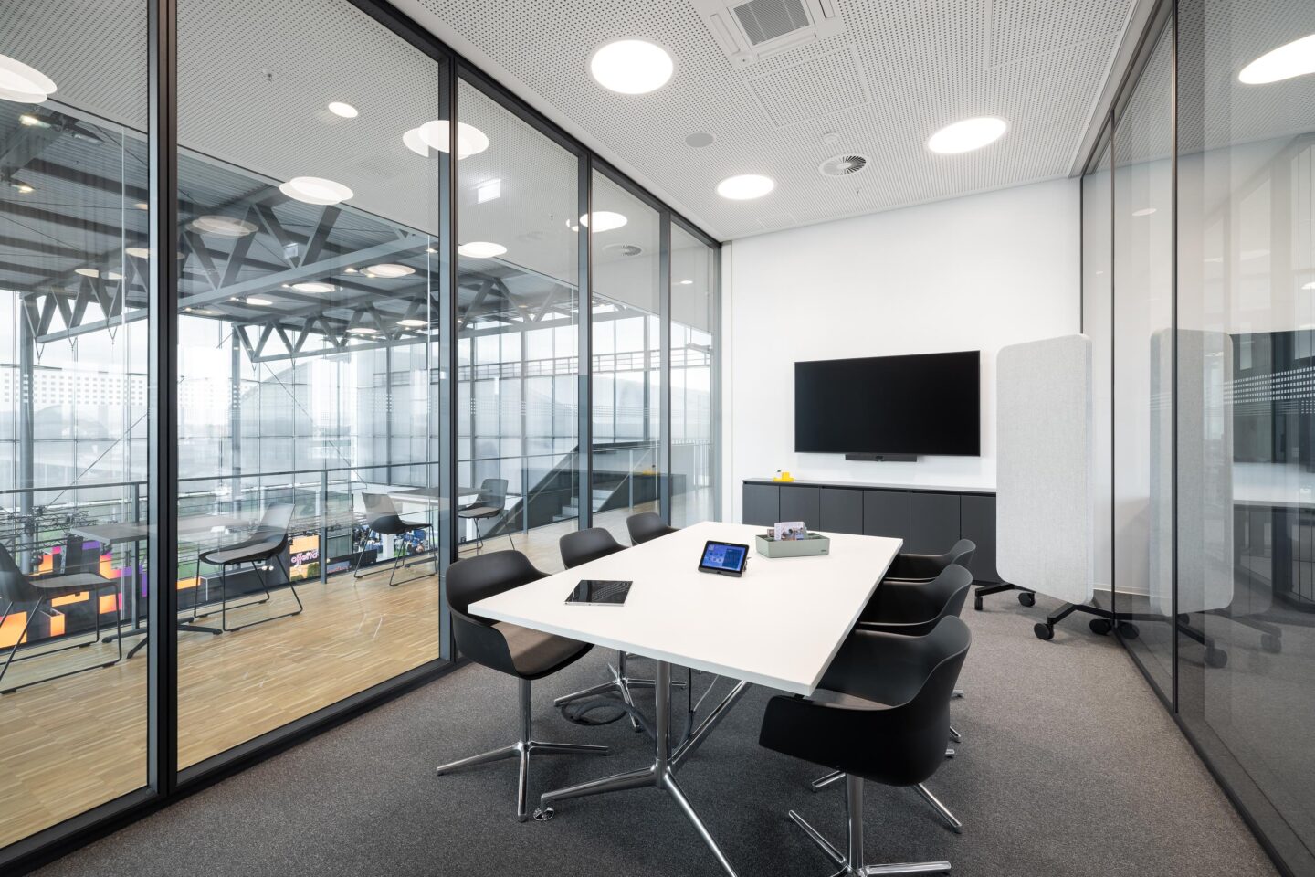 Space for focused exchange | Messe Karlsruhe | Office furnishings and system partition walls by feco in Karlsruhe
