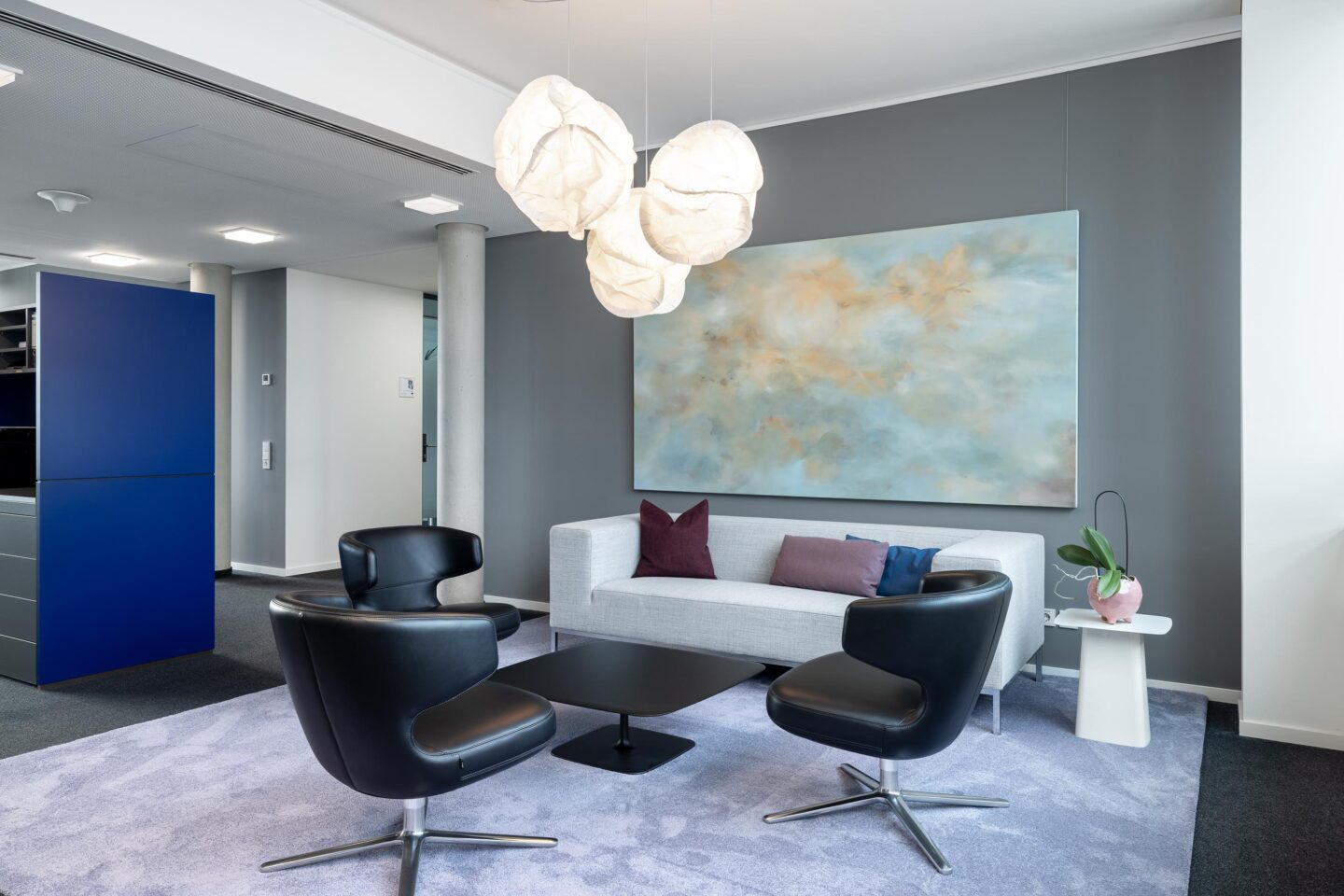 Komfortables Sofa in der Lounge mit Clubcharakter | Lemcke Brommer und Partner Karlsruhe | Büroeinrichtung von feco in Karlsruhe