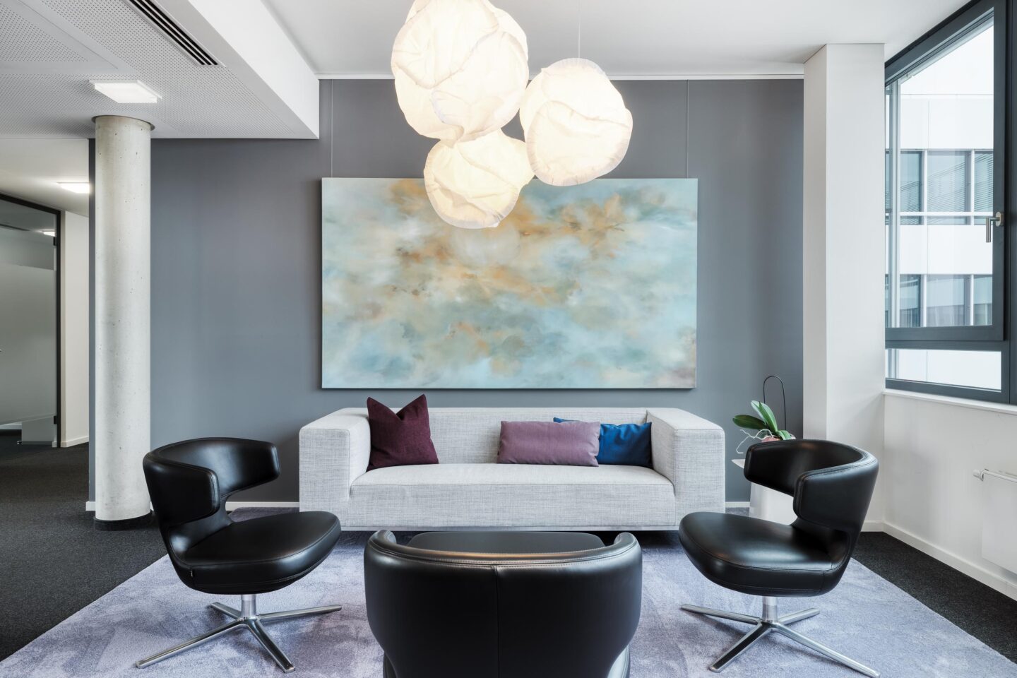 Accessoires und Lichtakzente ergänzen die Einrichtung | Lemcke Brommer und Partner Karlsruhe | Büroeinrichtung von feco in Karlsruhe