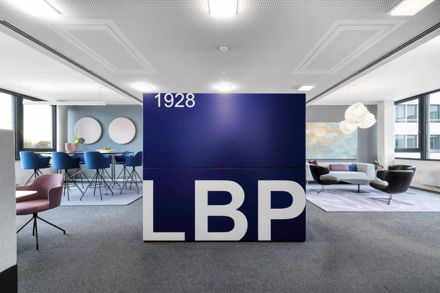 Blaue Technik-Insel als zentrales Gestaltungselement | Lemcke Brommer und Partner Karlsruhe | Büroeinrichtung von feco in Karlsruhe