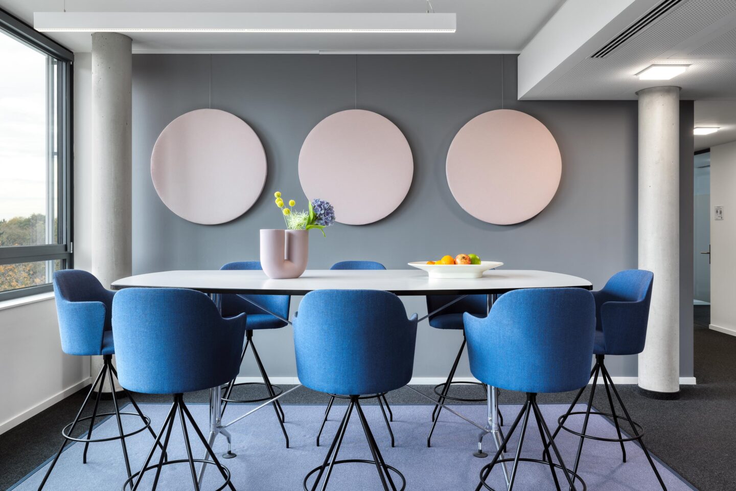 Offene Kommunikationsfläche für informellen Austausch | Lemcke Brommer und Partner Karlsruhe | Büroeinrichtung von feco in Karlsruhe