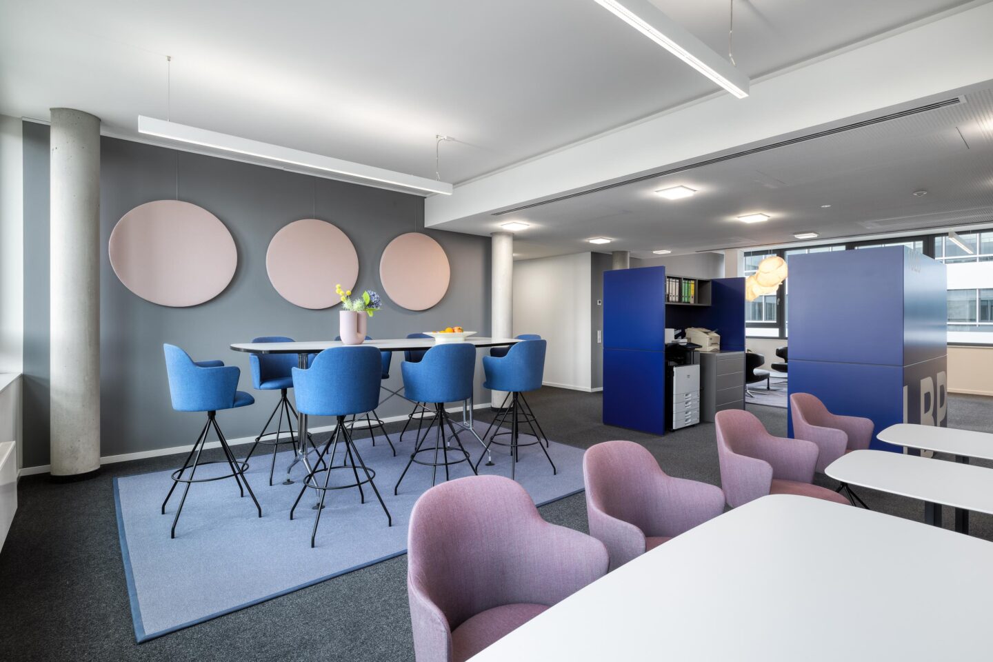 Farblich abgestimmter Teppich zoniert Sitzbereich | Lemcke Brommer und Partner Karlsruhe | Büroeinrichtung von feco in Karlsruhe