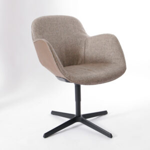 Walter Knoll Sheru Armlehnstuhl mit stoffbezogenem Innenbereich und Leder-Rückenschild – in schwarz-matter Ausführung bei feco in Karlsruhe