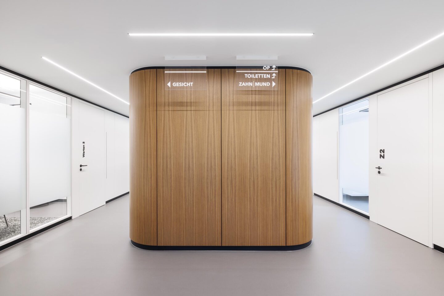 Front of House mit gerundeter Holzverkleidung und Glas | Systemwände und Büroeinrichtung von feco in Karlsruhe