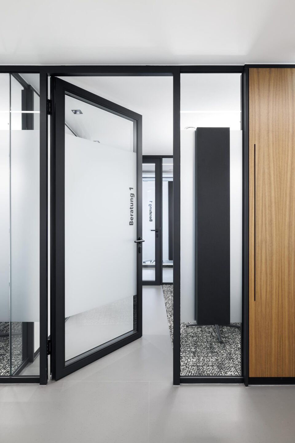 Luftüberströmelement in Glaswand mit Absorber | Systemwände und Büroeinrichtung von feco in Karlsruhe