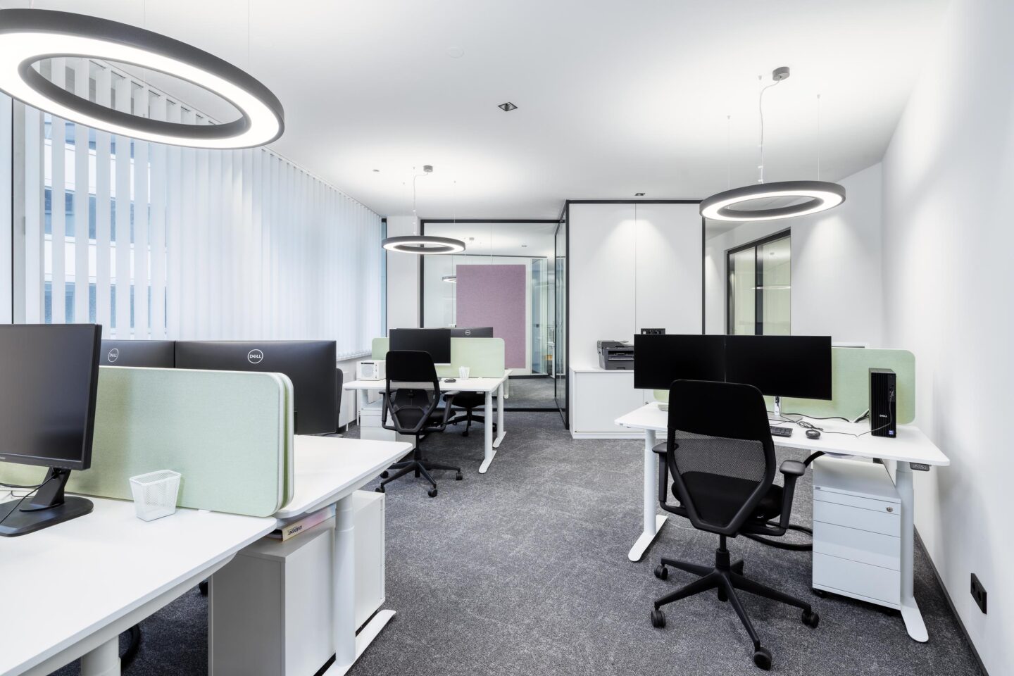 Arbeitsplätze mit Sedus-Tischen und Vitra-Stühlen | Systemwände und Büroeinrichtung von feco in Karlsruhe