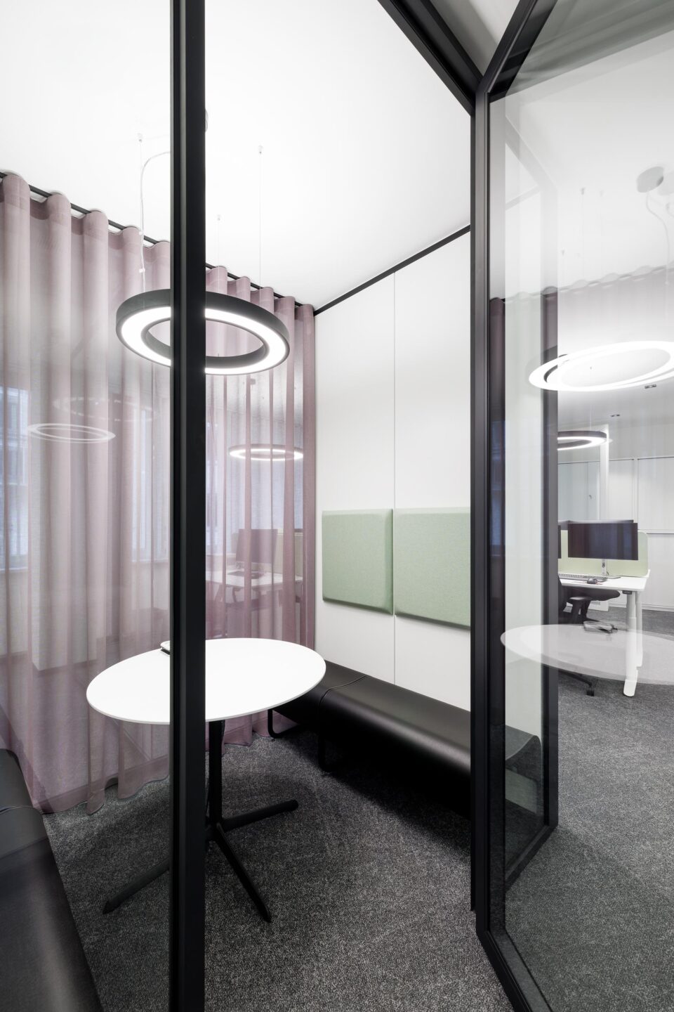 Innenansicht Telefonbox mit akustischer Wirkung | Systemwände und Büroeinrichtung von feco in Karlsruhe