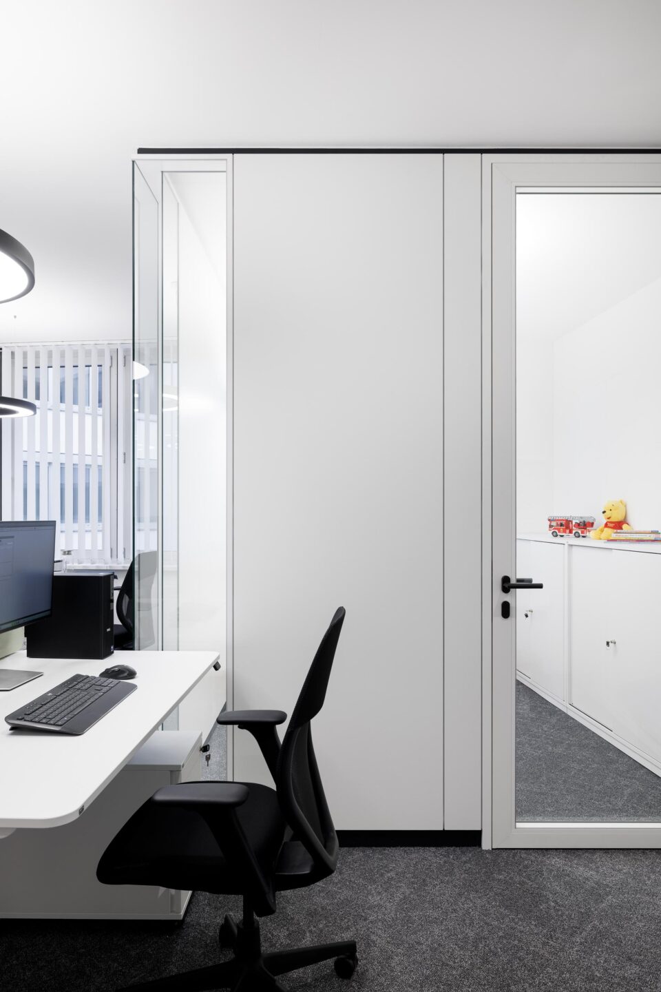 Innenarchitektur mit harmonischem Materialmix | Systemwände und Büroeinrichtung von feco in Karlsruhe