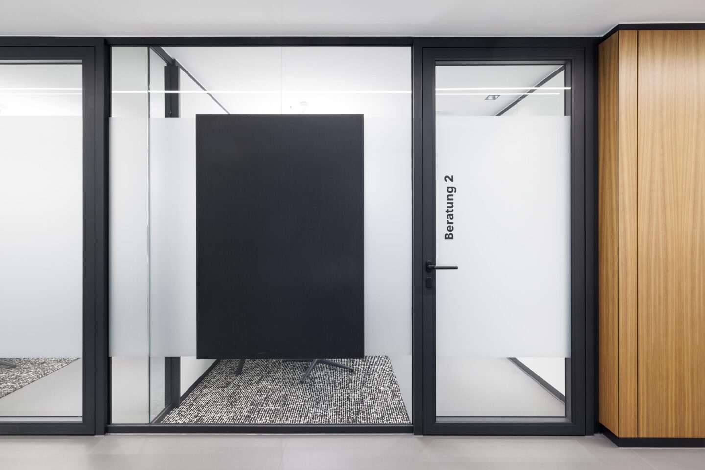 Beratungsraum mit Glas, Absorbern und Nußbaumzone | Systemwände und Büroeinrichtung von feco in Karlsruhe