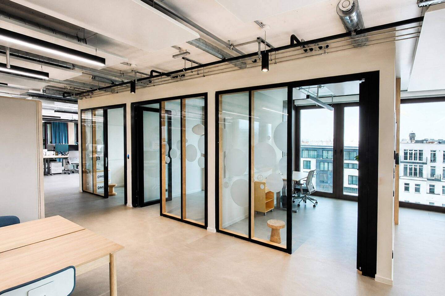 Harmonisierendes Zusammenspiel von nachhaltiger Holzhybrid-Architektur und feco-Glastrennwänden im Dockyard.