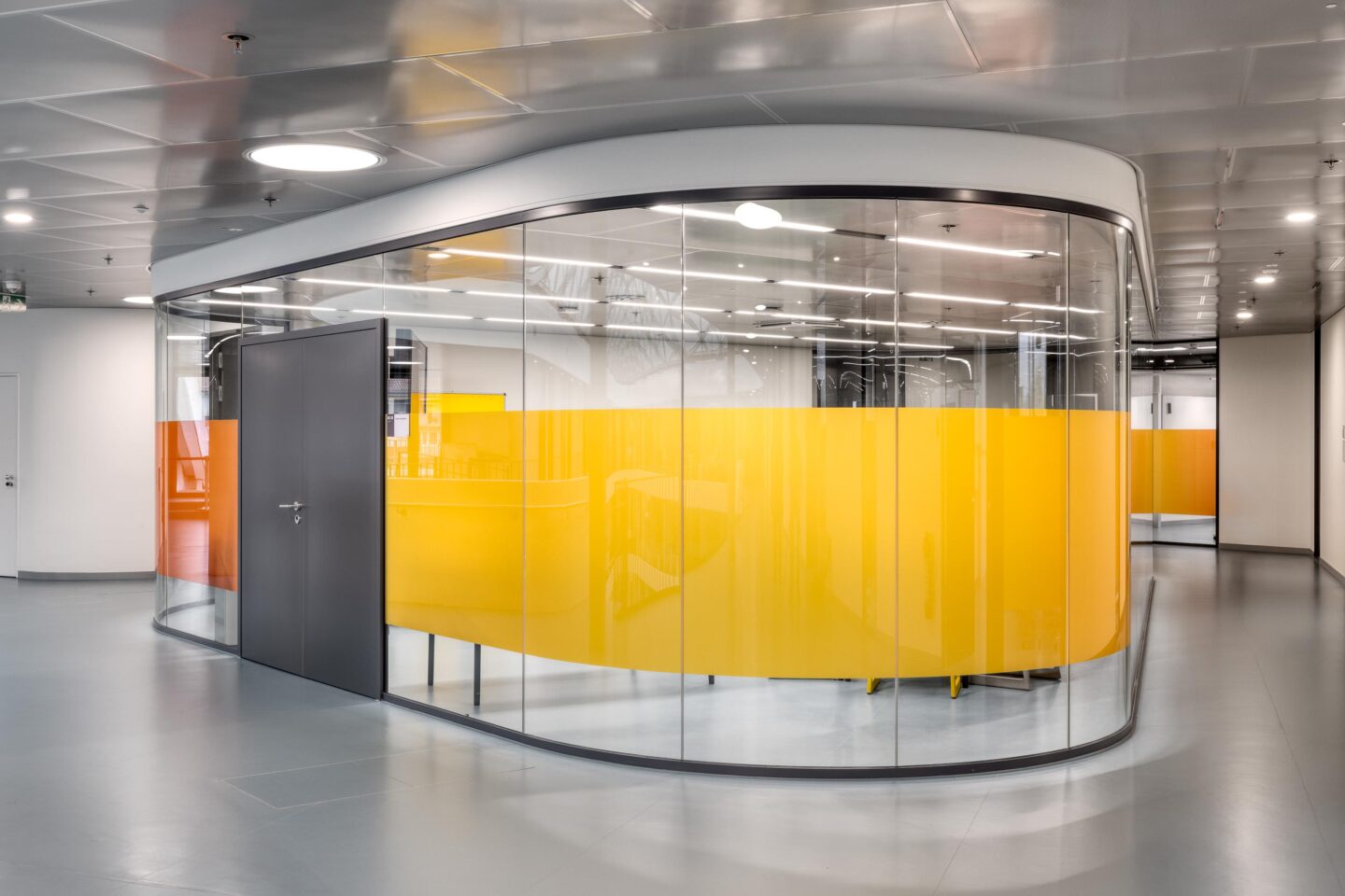 Farbige, gebogene Glasscheiben als visuelle Landmarke und Orientierungspunkt